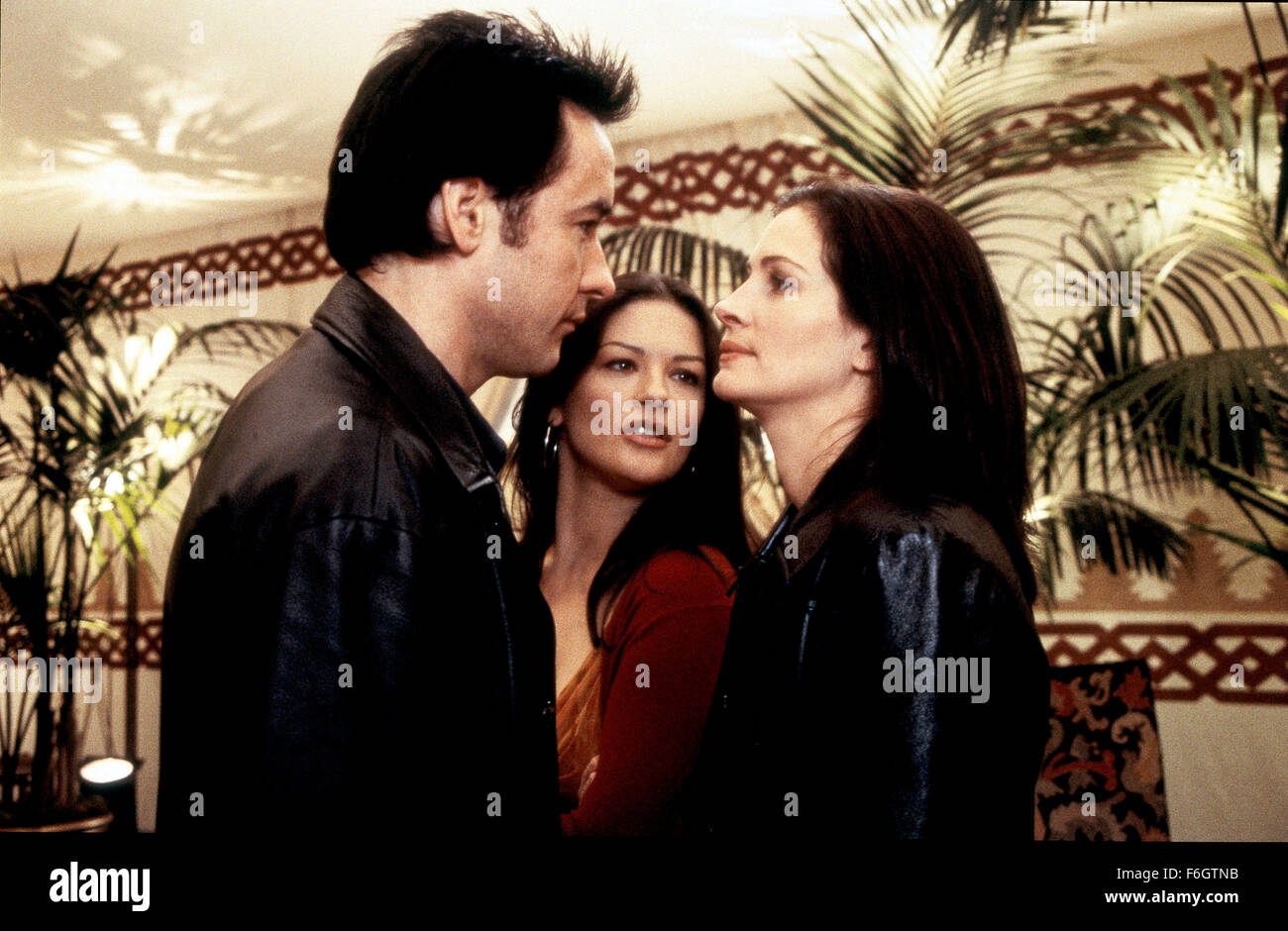 Jul 17, 2001; Hollywood, CA, USA; (left to right) JOHN CUSACK as Eddie Thomas, CATHERINE ZETA-JONES as Gwen Harrison, and JULIA ROBERTS as Kathleen 'Kiki' Harrison in the romantic comedy 'America's Sweethearts' directed by Joe Roth. Stock Photo