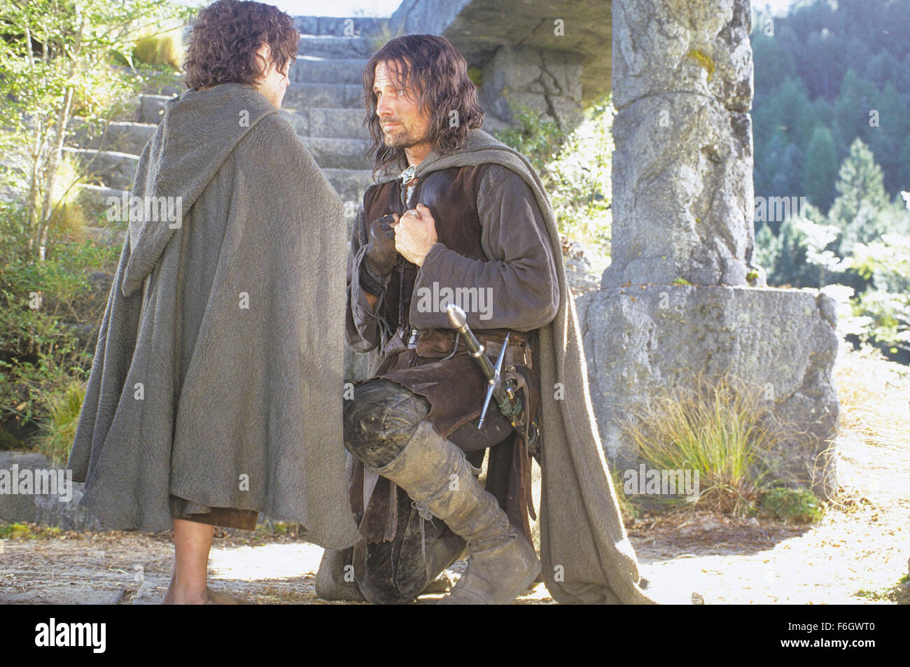 Apr 05, 2001; Hollywood, CA, USA; Image from Peter Jackson's spectacular film 'Lord of the Rings' starring VIGGO MORTENSON as Aragorn and ELIJAH WOOD as Frodo Baggins. Stock Photo