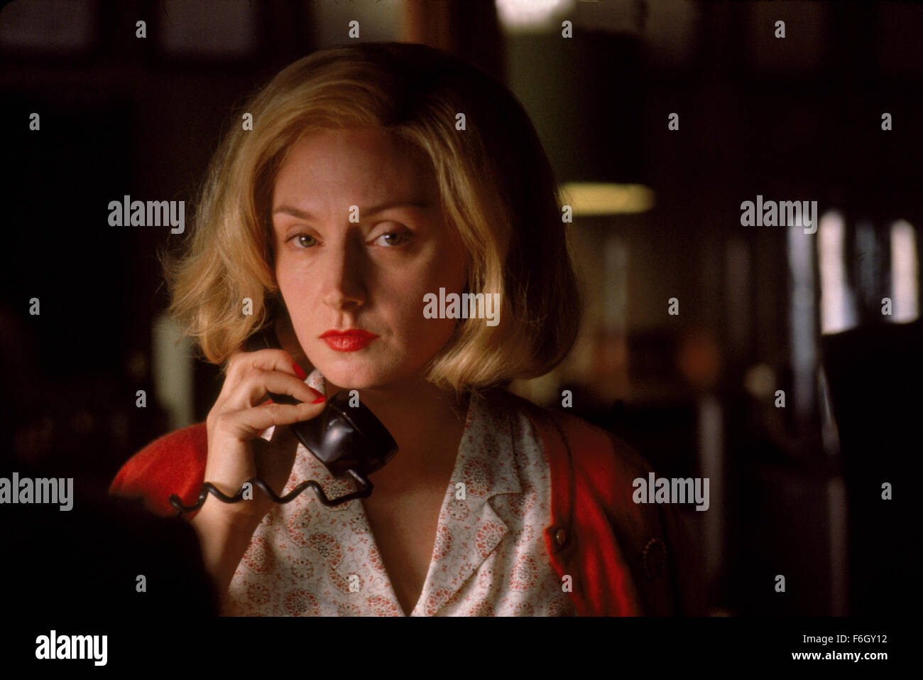 RELEASE DATE: 28 September 2001. MOVIE TITLE: Hearts in Atlantis. STUDIO: Castle Rock Entertainment. PLOT: A widowed mother and her son change when a mysterious stranger enter their lives. PICTURED: HOPE DAVIS as Liz Garfield. Stock Photo