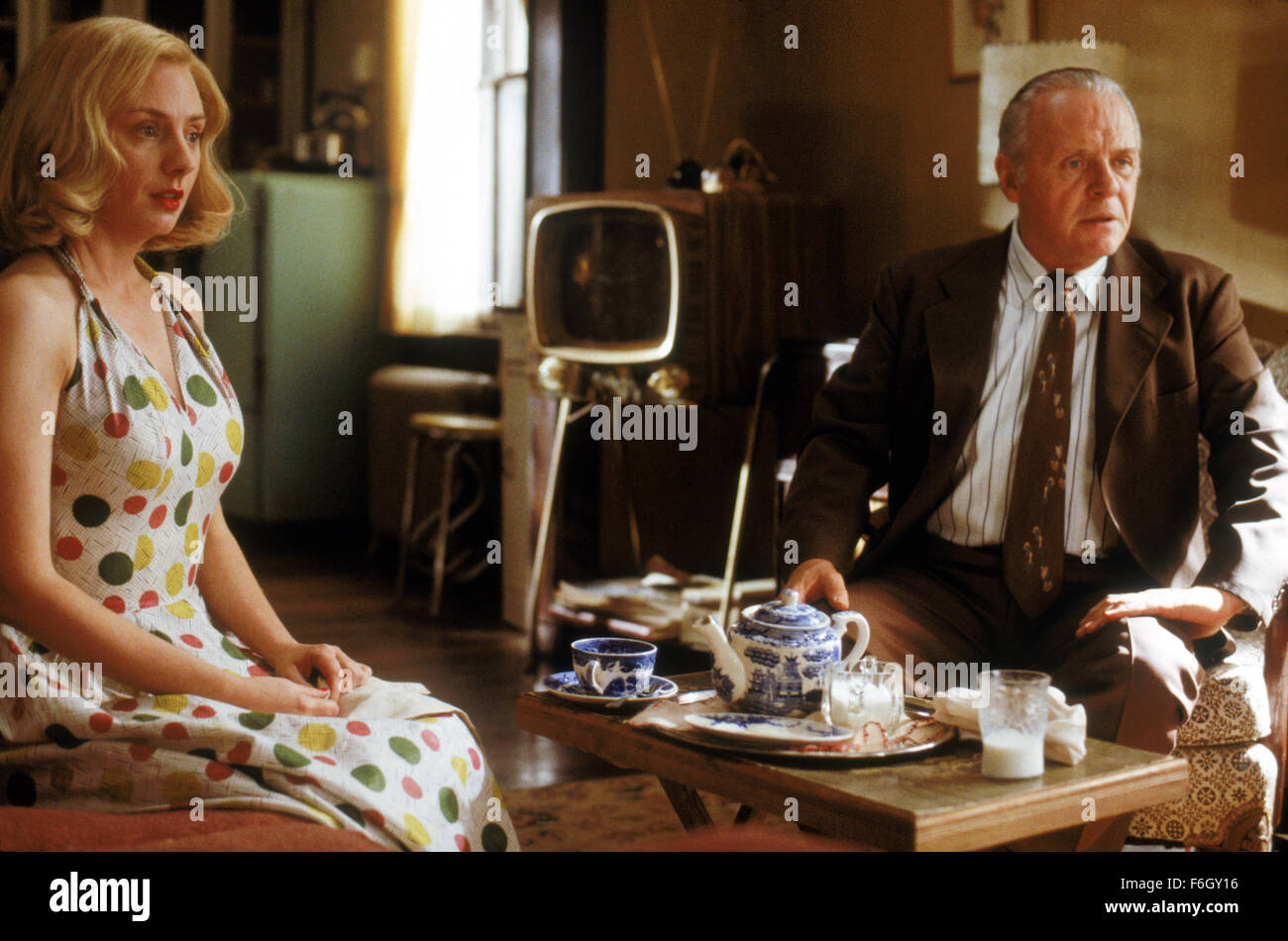RELEASE DATE: 28 September 2001. MOVIE TITLE: Hearts in Atlantis. STUDIO: Castle Rock Entertainment. PLOT: A widowed mother and her son change when a mysterious stranger enter their lives. PICTURED: HOPE DAVIS as Liz Garfield and ANTHONY HOPKINS as Ted Brautigan. Stock Photo