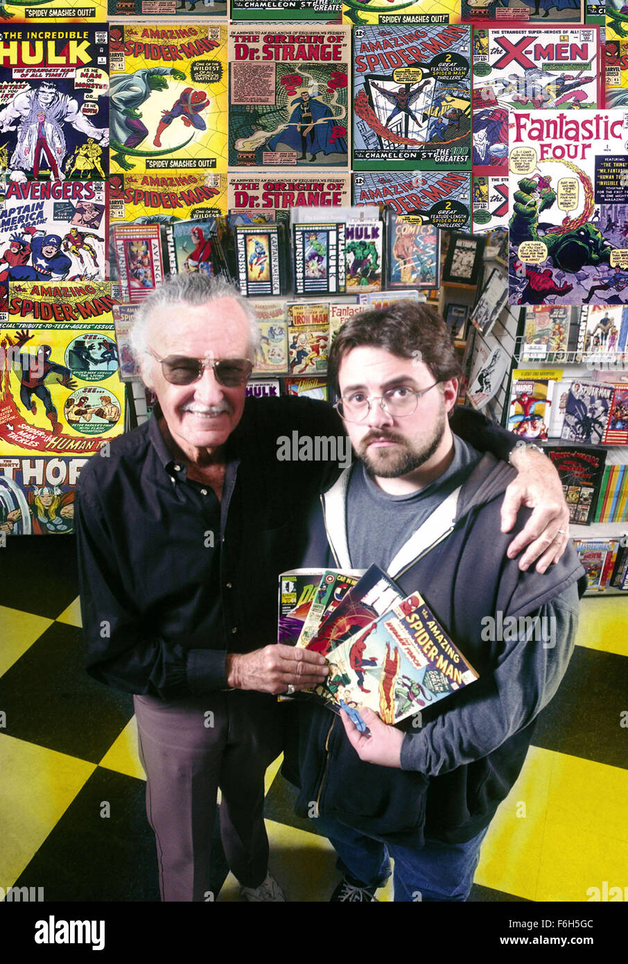 May 04, 2002; Hollywood, CA, USA; Actors STAN LEE as himself and KEVIN  SMITH as himself star in the documentary 'Stan Lee's Mutants, Monsters, and  Marvel's' directed by Scott Zakarin Stock Photo - Alamy