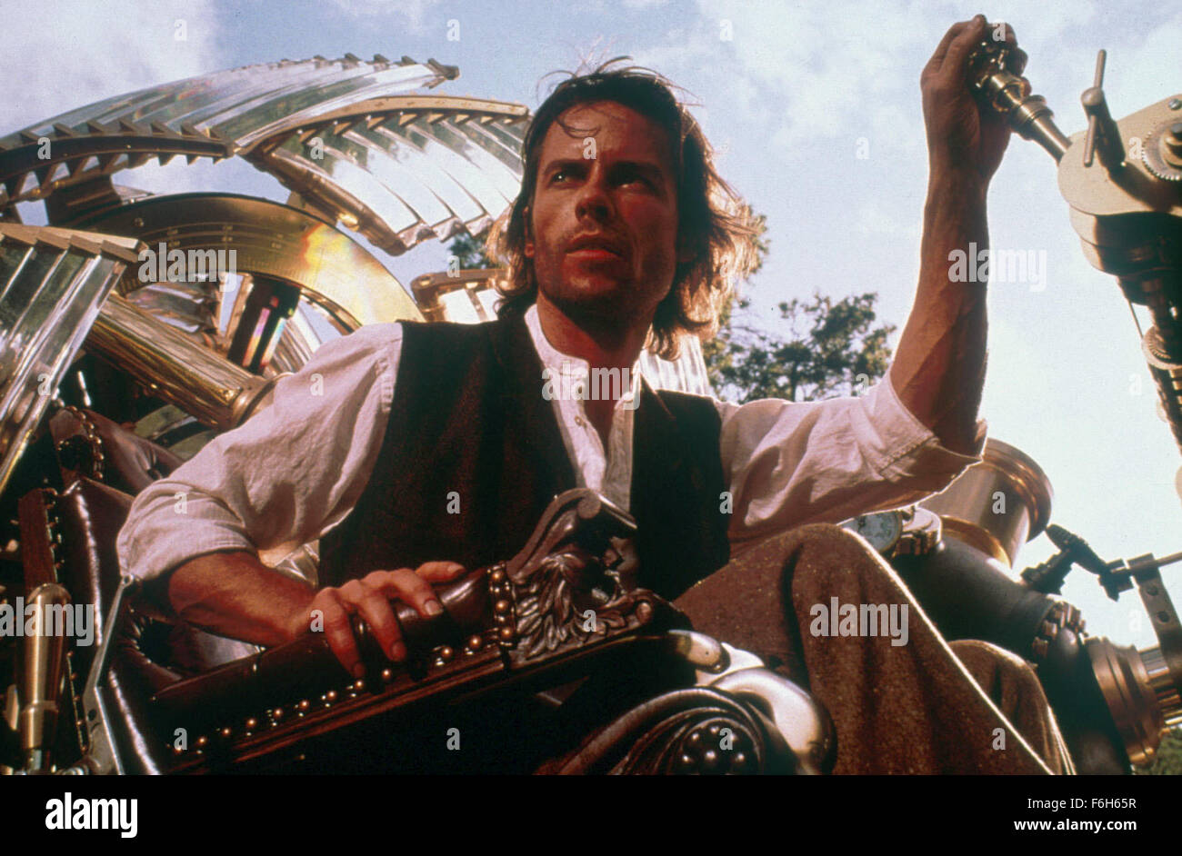 Mar 04, 2002; Hollywood, CA, USA; GUY PEARCE as Alexander Hartdegen in the sci-fi, action, adventure ''The Time Machine'' directed by Simon Wells. Stock Photo