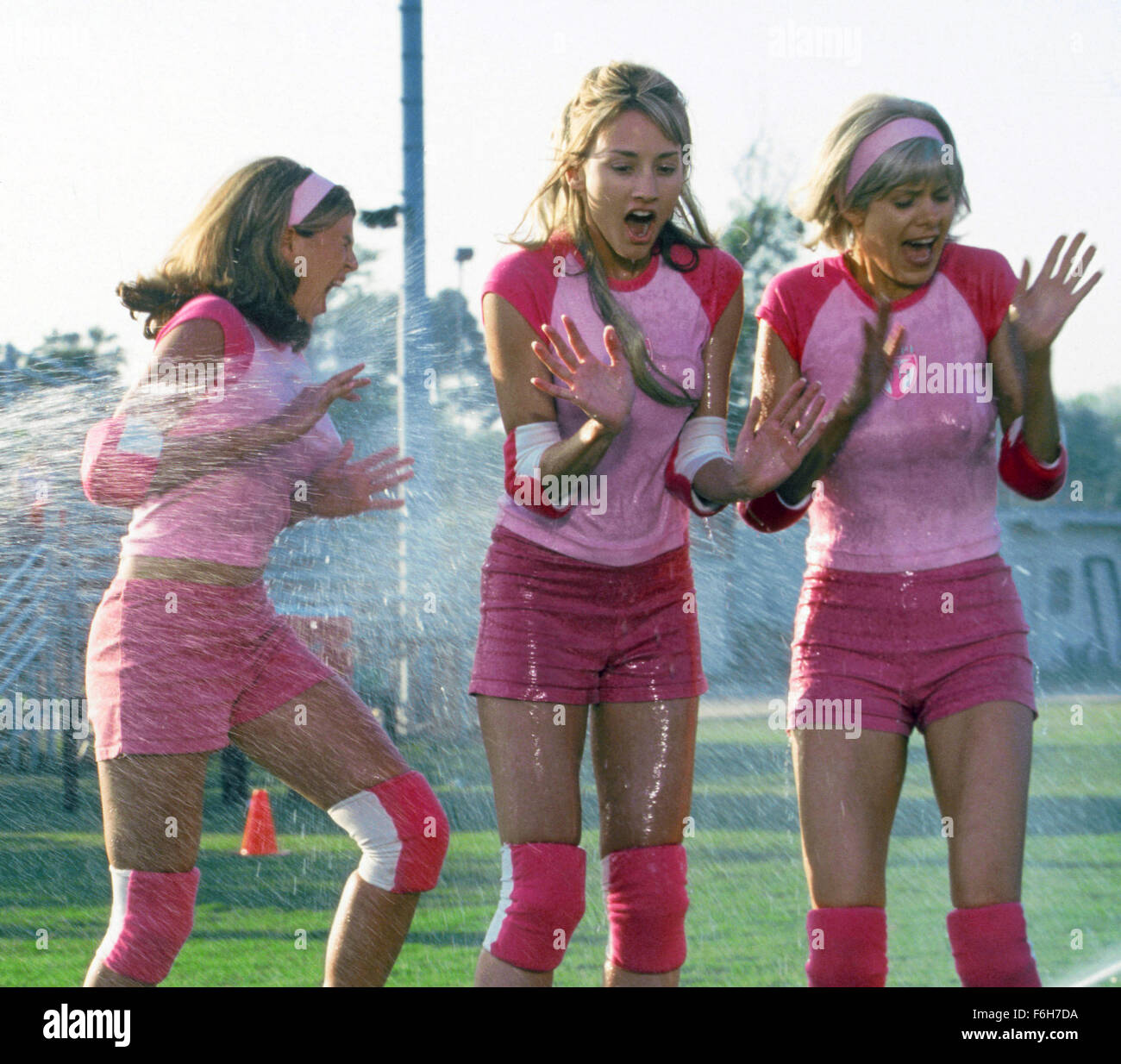 Мальчик переоделся в девочку. Девушка за ширмой. Красивая женщина переодевается. Илья глинников в спорте только девушки. Как называется где переодеваются.