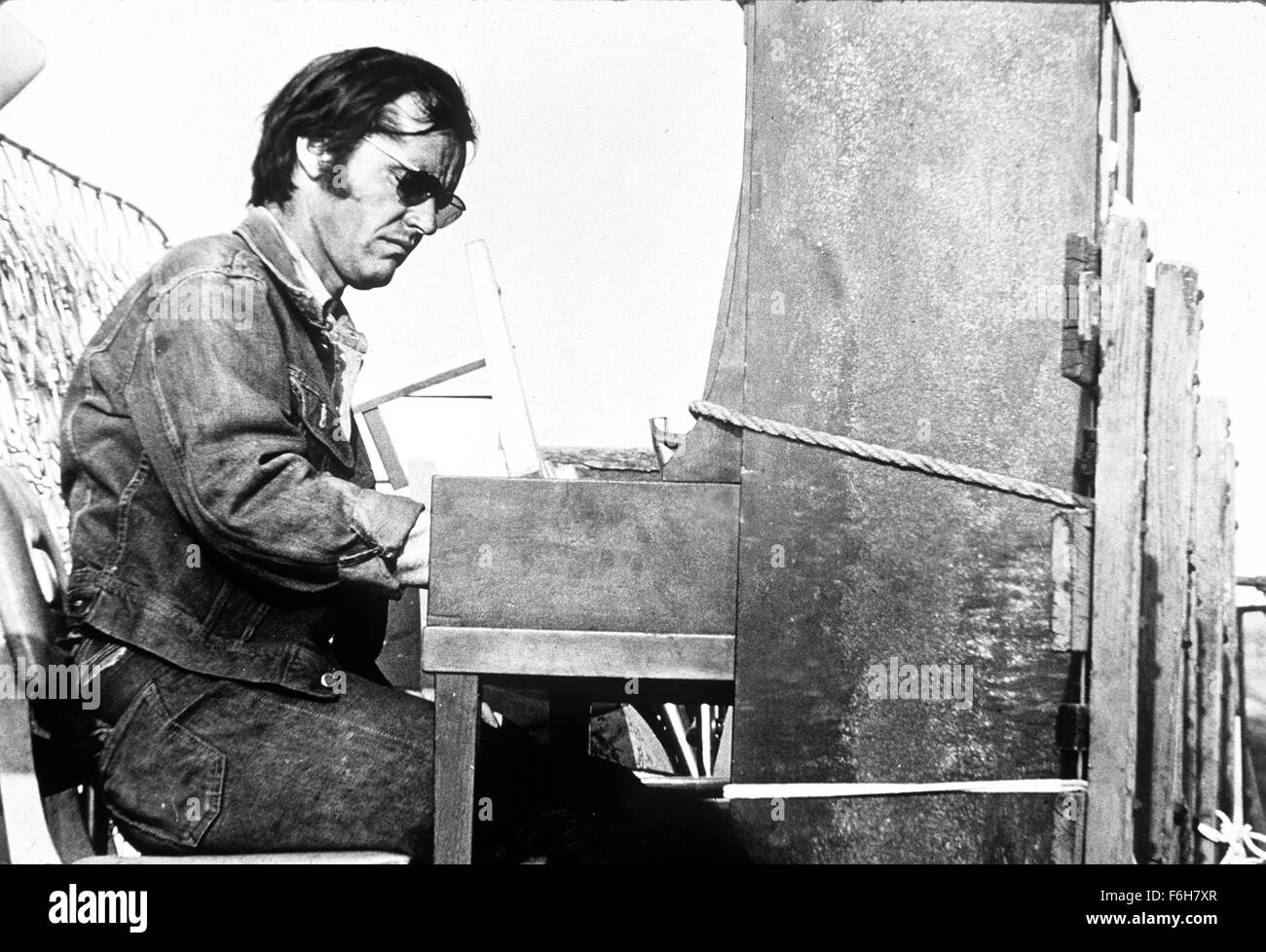1970, Film Title: FIVE EASY PIECES, Director: BOB RAFELSON, Pictured:  ACCESSORIES, MUSICAL INSTRUMENT, JACK NICHOLSON, PIANO, SUNGLASSES,  MUSICIAN, TOUGH GUY, COOL. (Credit Image: SNAP Stock Photo - Alamy