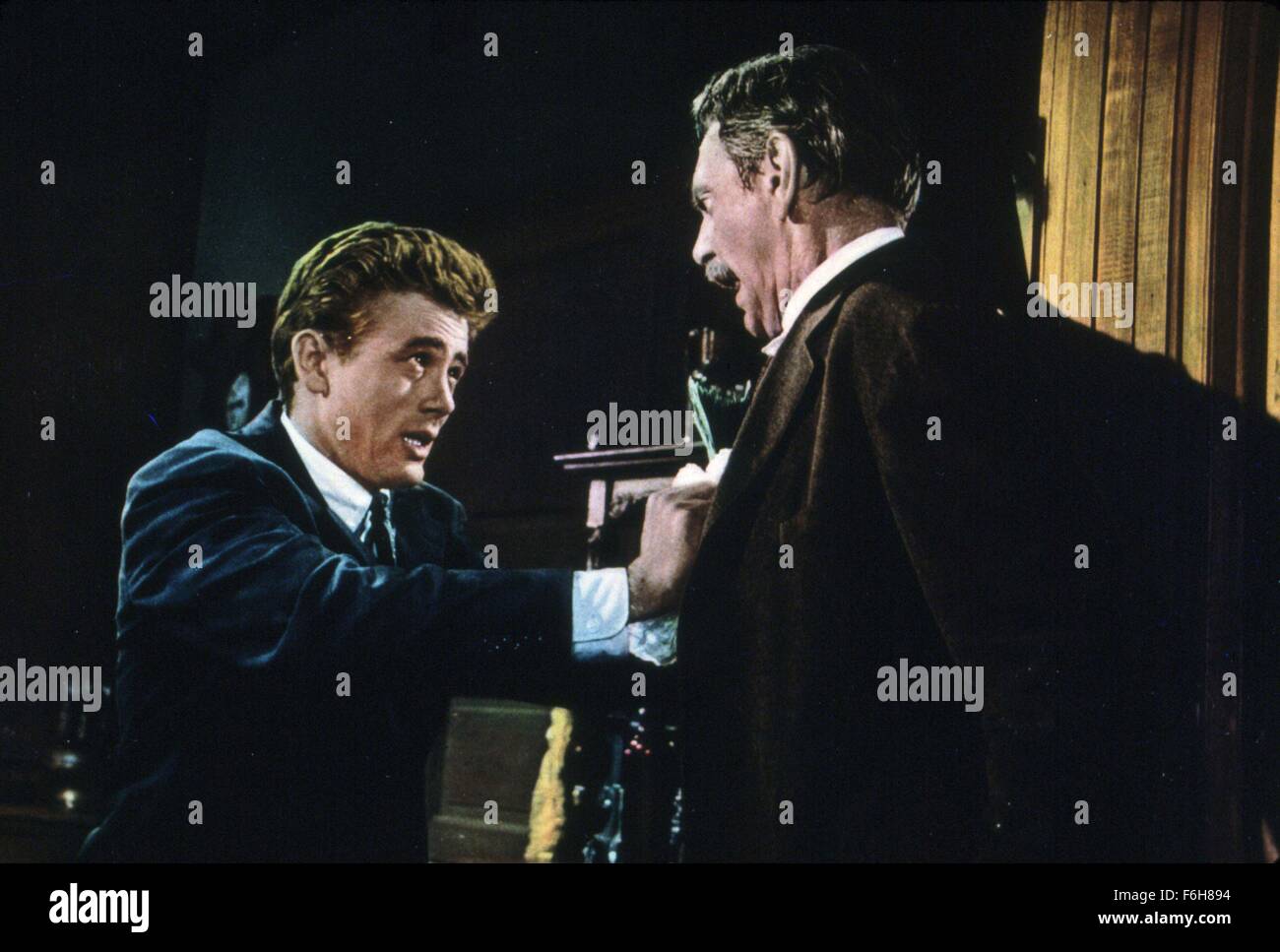 1955, Film Title: EAST OF EDEN, Director: ELIA KAZAN, Studio: WARNER, Pictured: ARGUING, JAMES DEAN, RAYMOND MASSEY, PUSHING, CONFLICT, AGGRESSIVE, SUIT, ANGRY, YELLING, FIGHT. (Credit Image: SNAP) Stock Photo