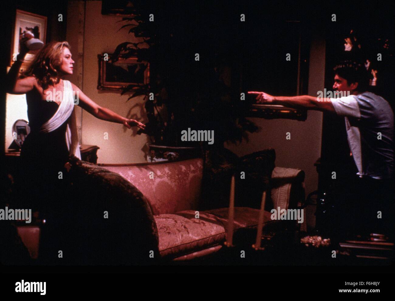 1989, Film Title: WAR OF THE ROSES, Director: DANNY DeVITO, Pictured: DANNY DeVITO, MICHAEL DOUGLAS. (Credit Image: SNAP) Stock Photo