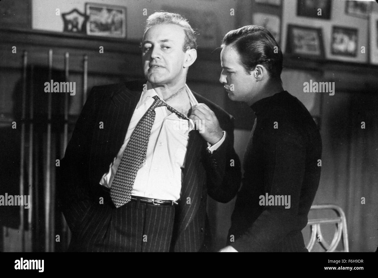 1954, Film Title: ON THE WATERFRONT, Director: ELIA KAZAN, Pictured: MARLON BRANDO, LEE J COBB. (Credit Image: SNAP) Stock Photo