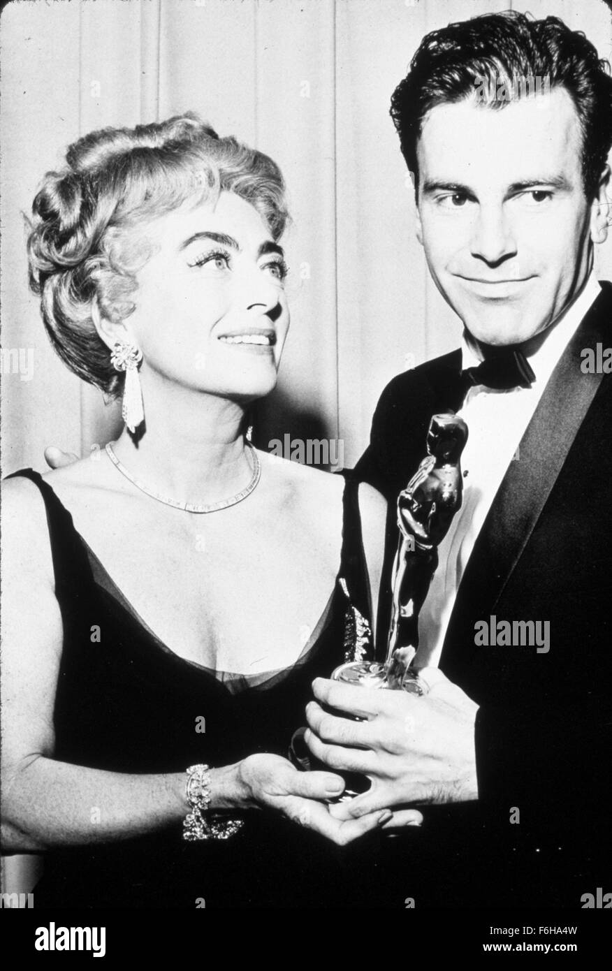 1961, Film Title: JUDGEMENT AT NUREMBERG, Director: STANLEY KRAMER, Pictured: 1961, ACADEMY AWARDS CEREMONIES, ACCESSORIES, AWARDS - ACADEMY, BEST ACTOR, JOAN CRAWFORD, STANLEY KRAMER, OSCAR (ACADEMY AWARD STATUE), SANTA MONICA CIVIC AUDITORIUM, MAXIMILIAN SCHELL, HOLDING AWARD, OSCAR RETRO. (Credit Image: SNAP) (Credit Image: c SNAP/Entertainment Pictures) Stock Photo