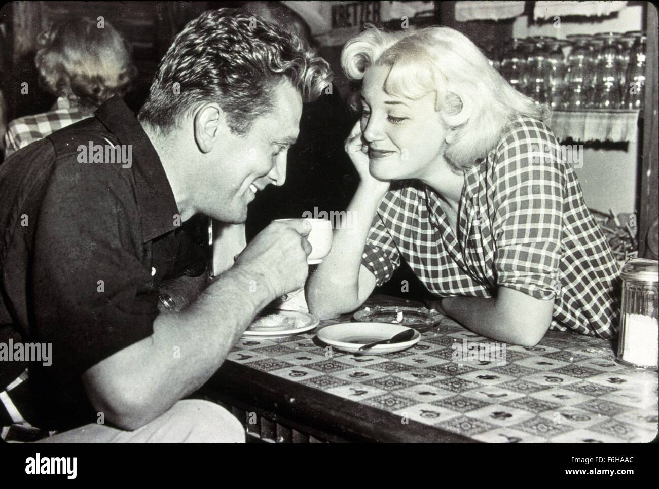 1951, Film Title: ACE IN THE HOLE, Director: BILLY WILDER, Studio: PARAMOUNT, Pictured: KIRK DOUGLAS, JAN STERLING, FLIRTING, ADMIRING, BAR MAID, WAITRESS, DINER, COUNTER, ROMANCE. (Credit Image: SNAP) Stock Photo