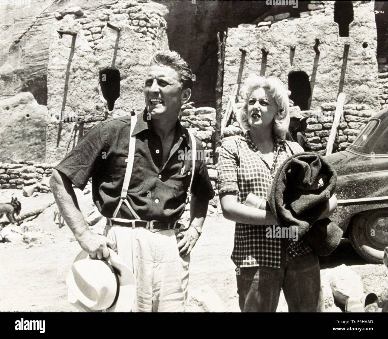 1951, Film Title: ACE IN THE HOLE, Director: BILLY WILDER, Studio: PARAMOUNT, Pictured: KIRK DOUGLAS, JAN STERLING, SQUINTING, HOT, SUMMER, SUNNY, FOREIGN, EXOTIC, ETHNIC, MIDDLE EAST, ROMANCE, ADVENTURE, DISCOVERY, EXPLORATION, BRACES, HAT, COUPLE, HOLIDAY, VACATION, DESERT. (Credit Image: SNAP) Stock Photo