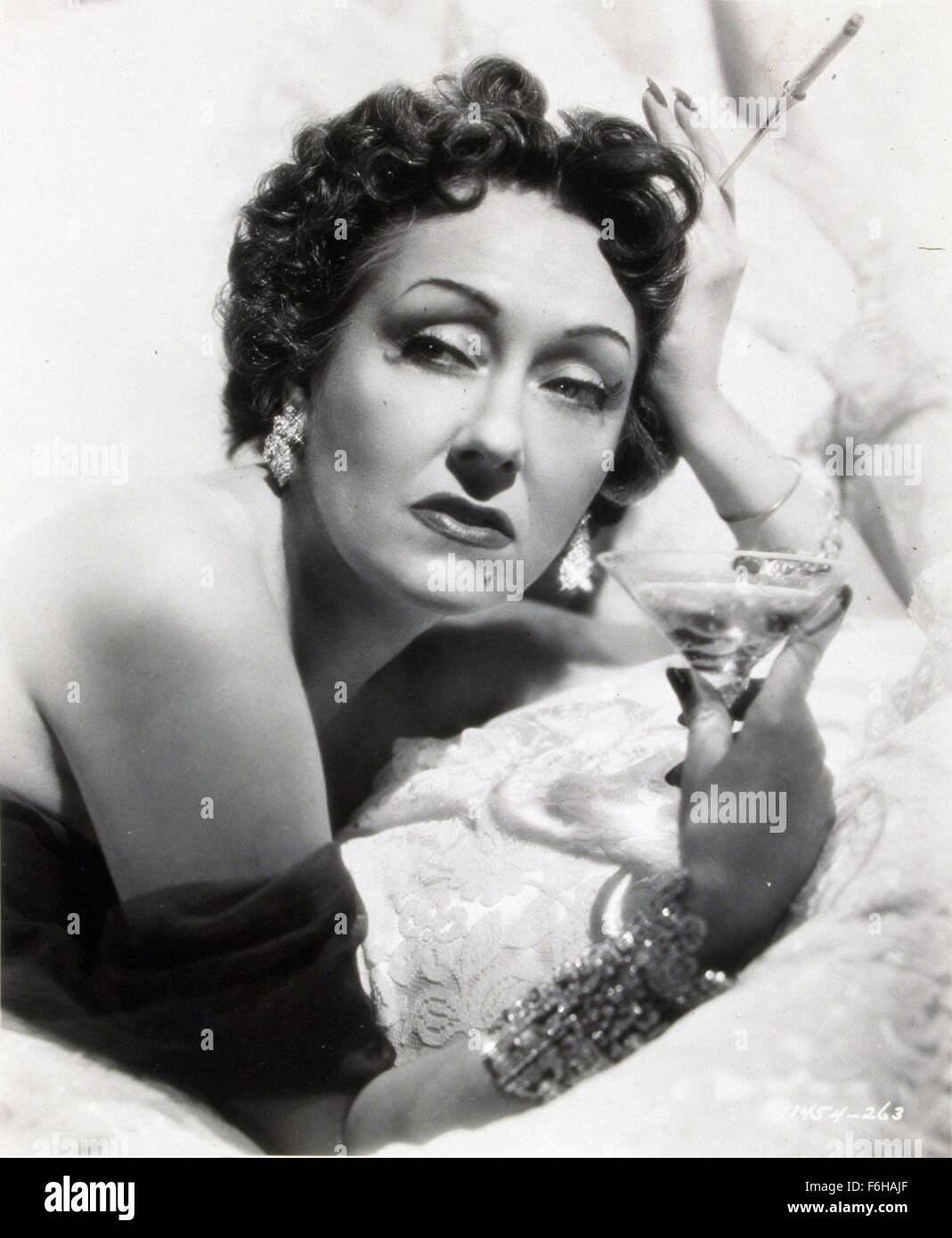 1950, Film Title: SUNSET BOULEVARD, Director: BILLY WILDER, Pictured: ACCESSORIES, CHAMPAGNE, CIGARETTE, CIGARETTE HOLDER, DRINKING, GLASS OF, GLORIA SWANSON. (Credit Image: SNAP) Stock Photo