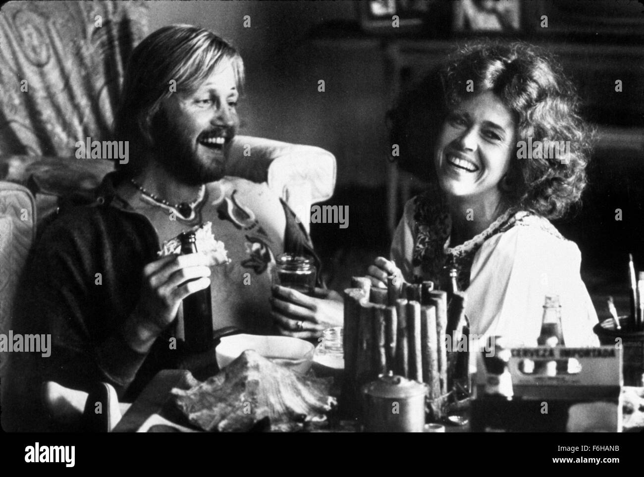1978, Film Title: COMING HOME, Director: HAL ASHBY, Studio: UA, Pictured: 1978, AWARDS - ACADEMY, BEST ACTOR, BEST ACTRESS, JANE FONDA, JON VOIGHT, DRINKING, DRUNK, LAUGHING, ALCOHOL, STONED, EATING, HIPPY, BEARD, OSCAR RETRO. (Credit Image: SNAP) (Credit Image: c SNAP/Entertainment Pictures) Stock Photo