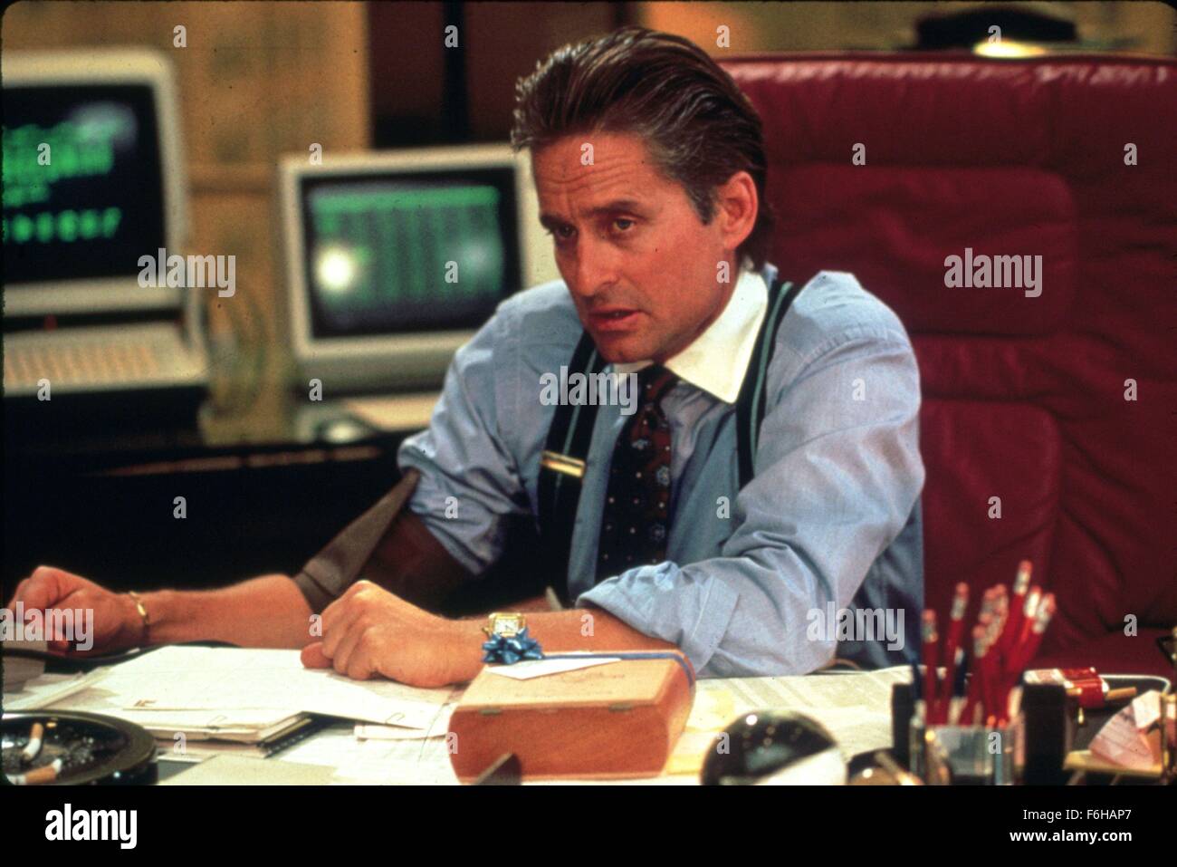 1987, Film Title: WALL STREET, Director: OLVIER STONE, Pictured: 1987, AWARDS - ACADEMY, BEST ACTOR, MICHAEL DOUGLAS, OLVIER STONE, OFFICE, DESK, COMPUTER, CORPORATE, BUSINESS, BUSINESS MAN, FINANCE, STOCKS, OSCAR RETRO, OSCAR (MOVIE), HARD WORKING, TIRED. (Credit Image: SNAP) (Credit Image: c SNAP/Entertainment Pictures) Stock Photo
