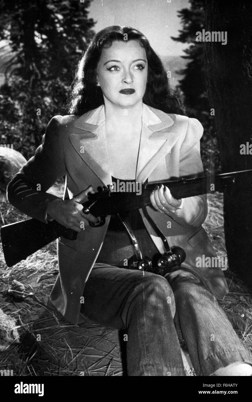 1949, Film Title: BEYOND THE FOREST, Director: KING VIDOR, Studio: WARNER, Pictured: BETTE DAVIS, RIFLE, KING VIDOR. (Credit Image: SNAP) Stock Photo