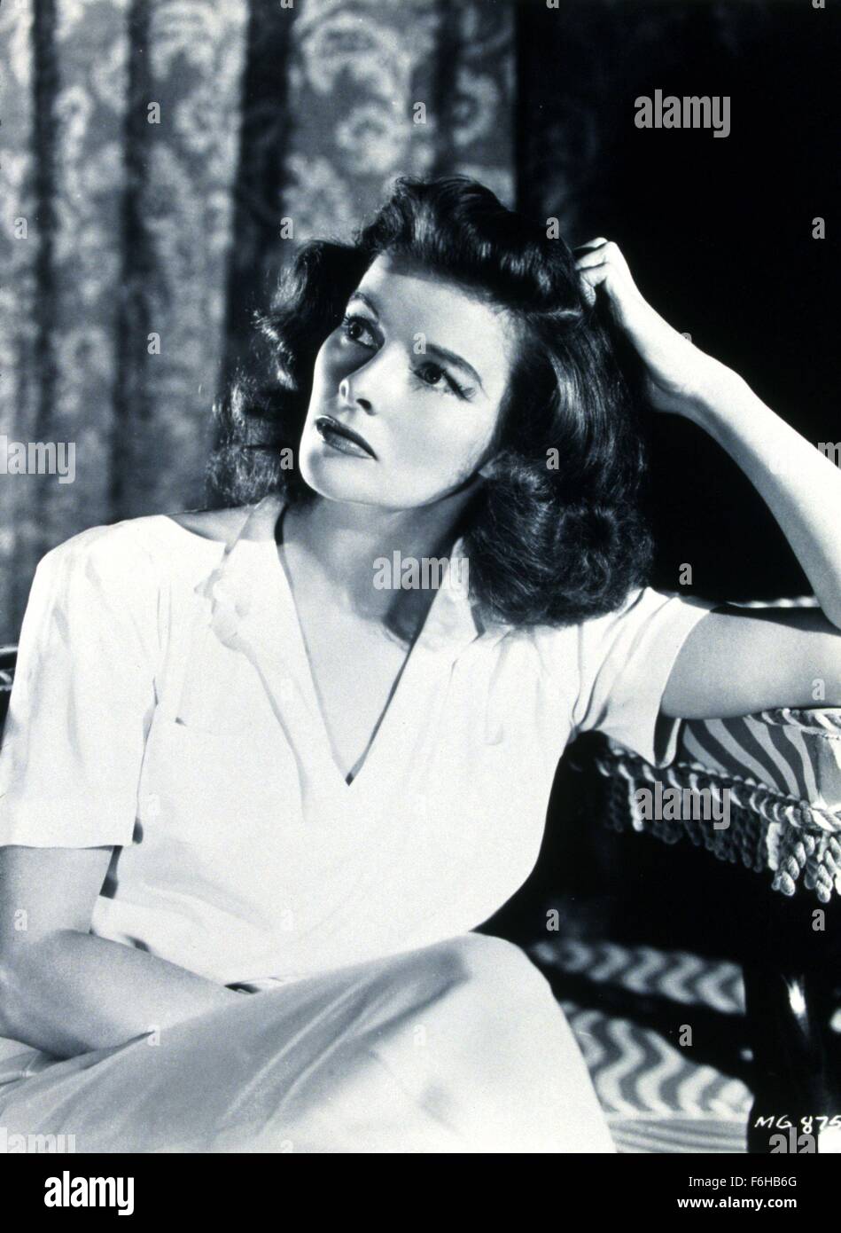 1940, Film Title: PHILADELPHIA STORY, Director: GEORGE CUKOR, Studio: MGM, Pictured: GEORGE CUKOR, KATHARINE HEPBURN, HEAD IN HAND, SITTING, SEATED, LEGS CROSSED, CASUAL, RELAXED, FILM STILL. (Credit Image: SNAP) Stock Photo