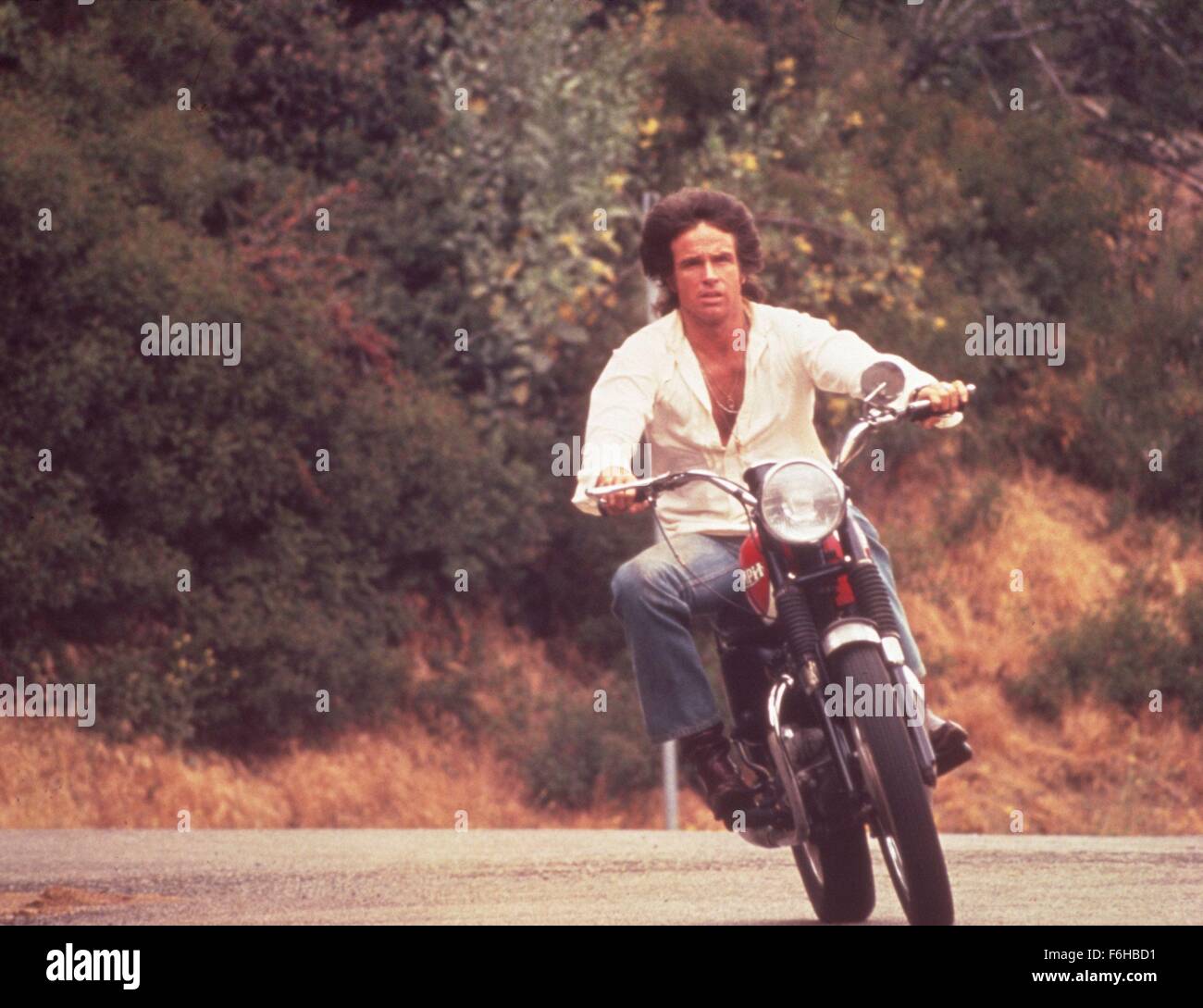 1975, Film Title: SHAMPOO, Director: HAL ASHBY, Pictured: HAL ASHBY, WARREN BEATTY, MOTORCYCLE. (Credit Image: SNAP) Stock Photo