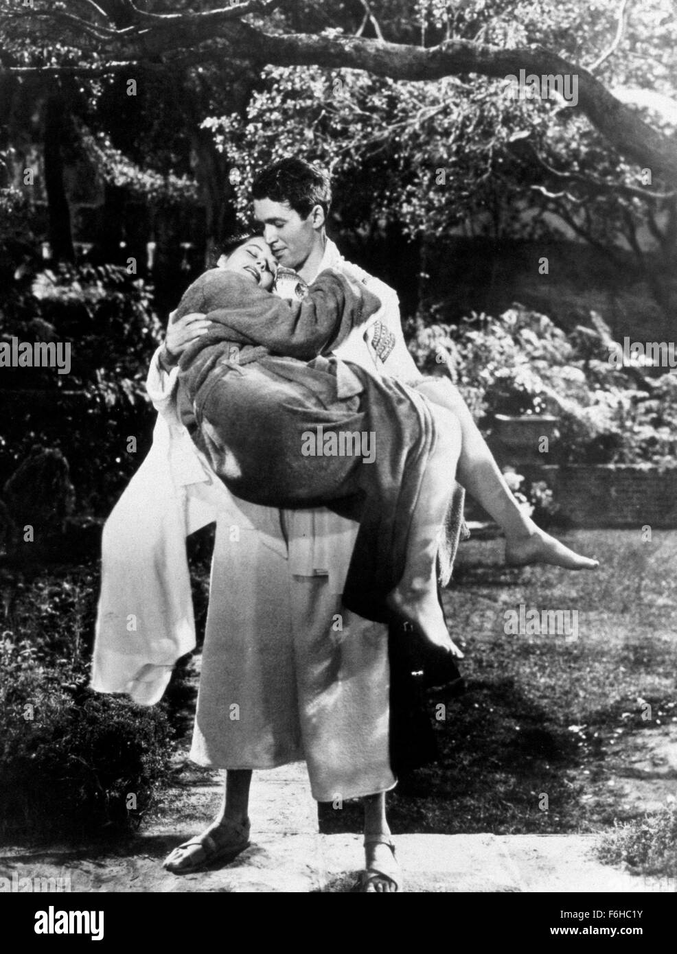 1940, Film Title: PHILADELPHIA STORY, Director: GEORGE CUKOR, Studio: MGM,  Pictured: KATHARINE HEPBURN, JAMES STEWART, CARRYING, DRUNK, SLEEPY, CARRY,  LIFTING, ROBE, BARE FEET, NESTLE, SNUGGLE. (Credit Image: SNAP Stock Photo  - Alamy