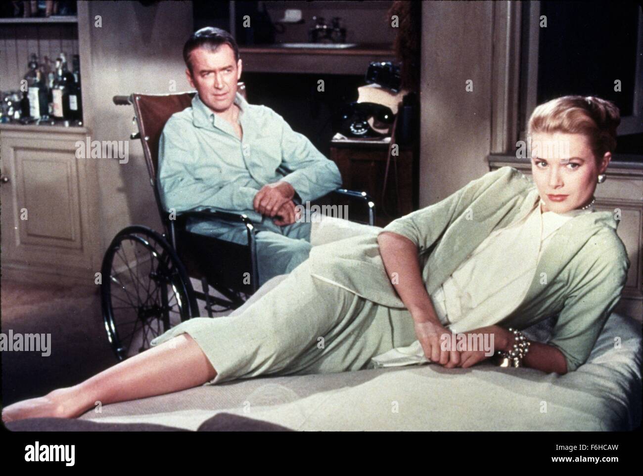 1954, Film Title: REAR WINDOW, Director: ALFRED HITCHCOCK, Studio: PARAMOUNT, Pictured: ALFRED HITCHCOCK, GRACE KELLY. (Credit Image: SNAP) Stock Photo