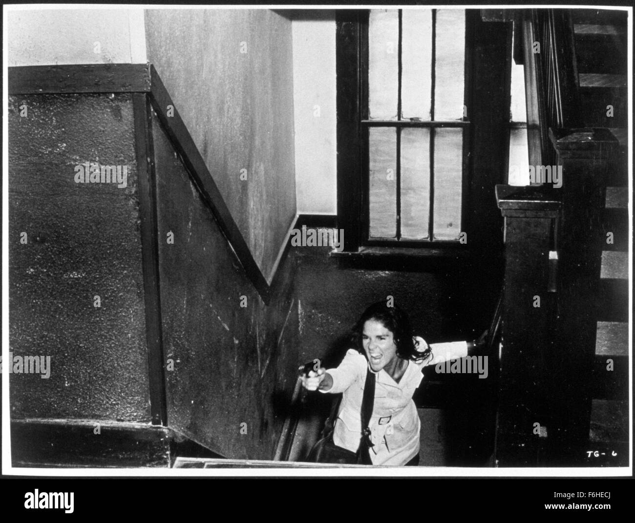 1972, Film Title: GETAWAY, Director: SAM PECKINPAH, Studio: FIRST ARTISTS, Pictured: GUN CRAZY, HAND GUN, ALI MacGRAW, WEAPONS, WOMEN (EVIL/MEAN/DANGEROUS), STAIRS, STAIRWELL, ANGRY, VIOLENT, RAGE, ATTACKING, RUNNING. (Credit Image: SNAP) Stock Photo