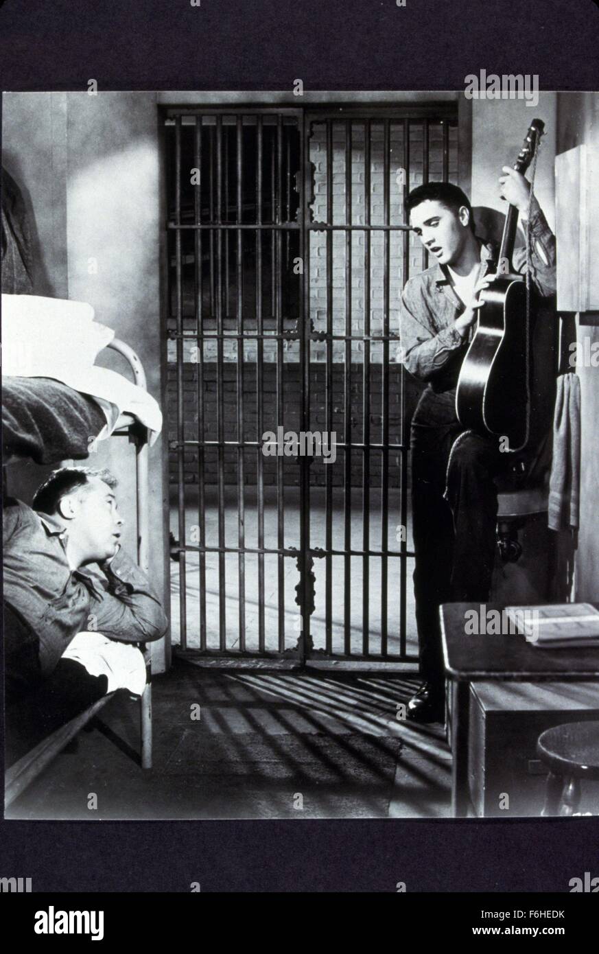 1957, Film Title: JAILHOUSE ROCK, Director: RICHARD THORPE, Studio: MGM,  Pictured: GUITAR, JAIL, MUSICAL INSTRUMENT, ELVIS PRESLEY, MICKEY  SHAUGHNESSY. (Credit Image: SNAP Stock Photo - Alamy, image size:873x1390