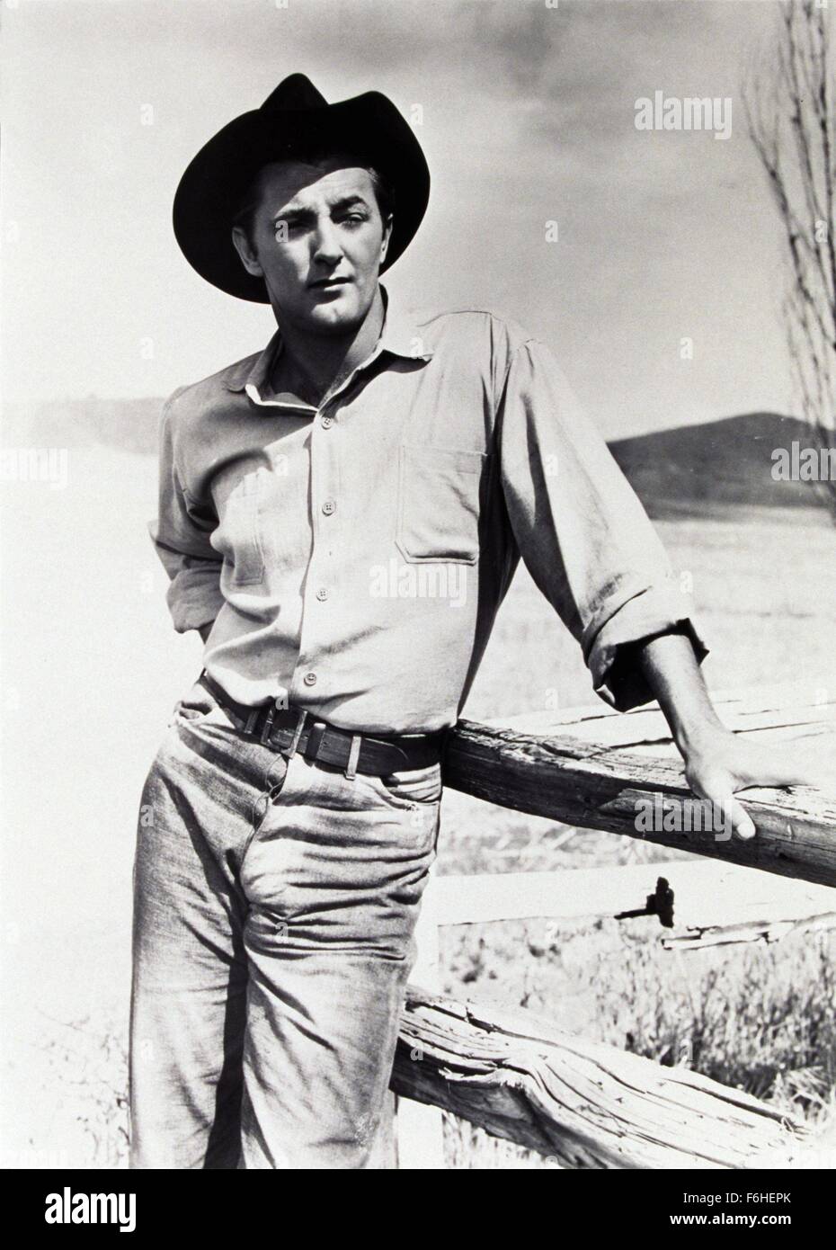 1948, Film Title: RED PONY, Director: LEWIS MILESTONE, Studio: REPUBLIC, Pictured: CLOTHING, ROBERT MITCHUM, WESTERN, COWBOY, FARM, RANCH, COOL, TOUGH GUYS, COWBOY HAT, FENCH, OUTDOORS, EXTERIOR, JEANS, DIMPLE. (Credit Image: SNAP) Stock Photo