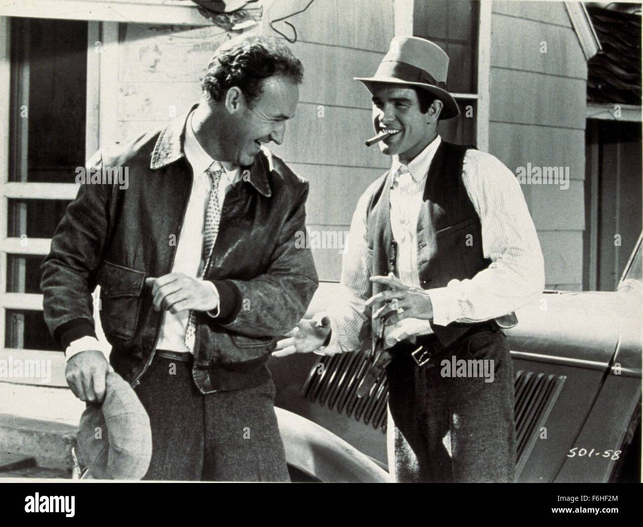 1967, Film Title: BONNIE AND CLYDE, Director: ARTHUR PENN, Studio: WARNER, Pictured: WARREN BEATTY, CHARACTER, CLYDE BARROW: BANK ROBBER, GENE HACKMAN, HISTORICAL, CIGAR, CLOWNING, ROAD MOVIE. (Credit Image: SNAP) Stock Photo