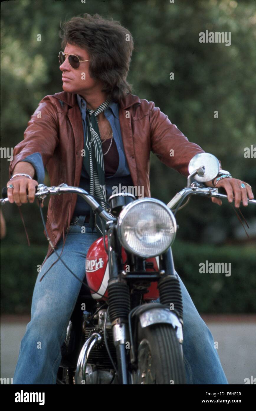 1975, Film Title: SHAMPOO, Director: HAL ASHBY, Pictured: ACCESSORIES, HAL ASHBY, WARREN BEATTY, MOTORCYCLE, SUNGLASSES, VEHICLE, BAD BOY, ATTITUDE, TOUGH, MULLET, LEATHER JACKET. (Credit Image: SNAP) Stock Photo