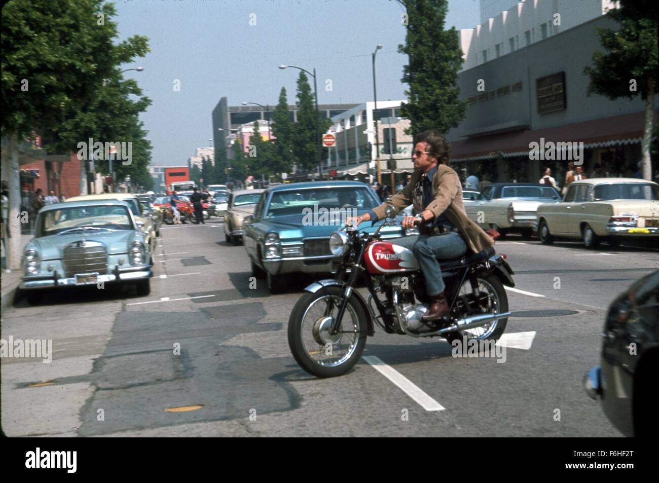 1975, Film Title: SHAMPOO, Director: HAL ASHBY, Pictured: ACCESSORIES, WARREN BEATTY, BEVERLY HILLS, MOTORCYCLE, SUNGLASSES, VEHICLE, RIDING, ACTION, TOUGH, REBEL. (Credit Image: SNAP) Stock Photo