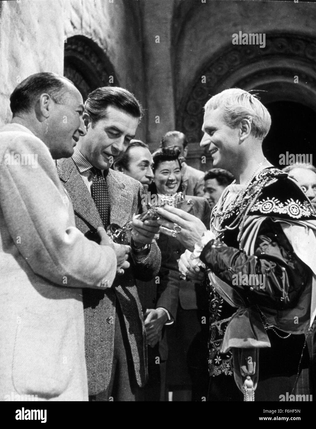 1944, Film Title: HENRY V, Director: LAURENCE OLIVIER, Pictured: ACCESSORIES, ENGLAND LONDON, RAY MILLAND, LAURENCE OLIVIER, OSCAR (ACADEMY AWARD STATUE), HAL B WALLIS, OSCAR RETRO, OSCAR (PERSONALITY). (Credit Image: SNAP) Stock Photo