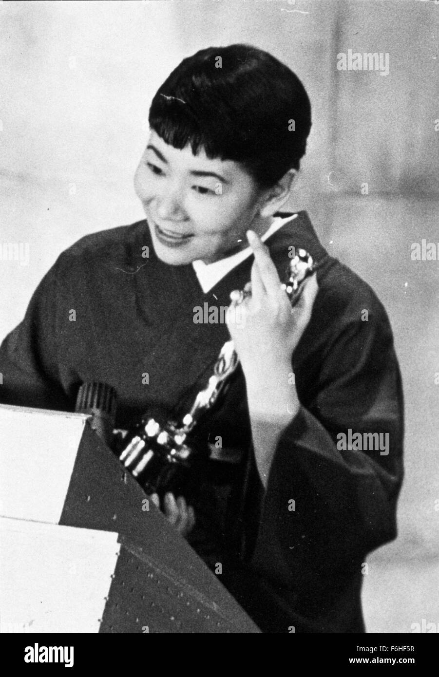 1957, Film Title: SAYONARA, Director: JOSHUA LOGAN, Pictured: 1957, ACADEMY AWARDS CEREMONIES, ACCESSORIES, AWARDS - ACADEMY, BEST SUPPORTING ACTRESS, JOSHUA LOGAN, OSCAR (ACADEMY AWARD STATUE), MIYOSHI UMEKI, KIMONO, OSCAR RETRO, OSCAR (PERSONALITY). (Credit Image: SNAP) (Credit Image: c SNAP/Entertainment Pictures) Stock Photo