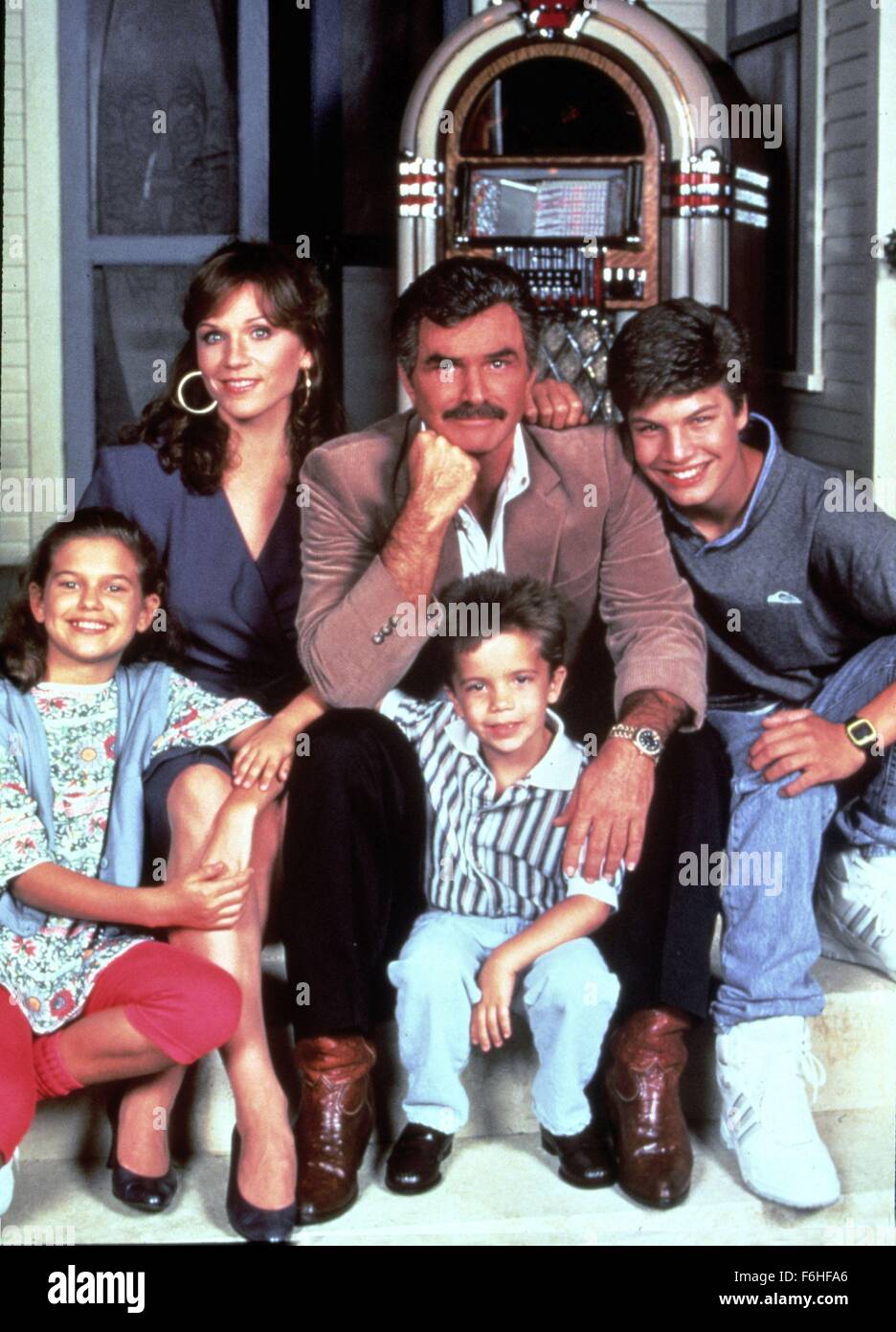 1992, Film Title: EVENING SHADE, Studio: MTM, Pictured: ENSEMBLE, JAY R FERGUSON, MARILU HENNER, MELISSA MARTIN, JACOB PARKER. (Credit Image: SNAP) Stock Photo