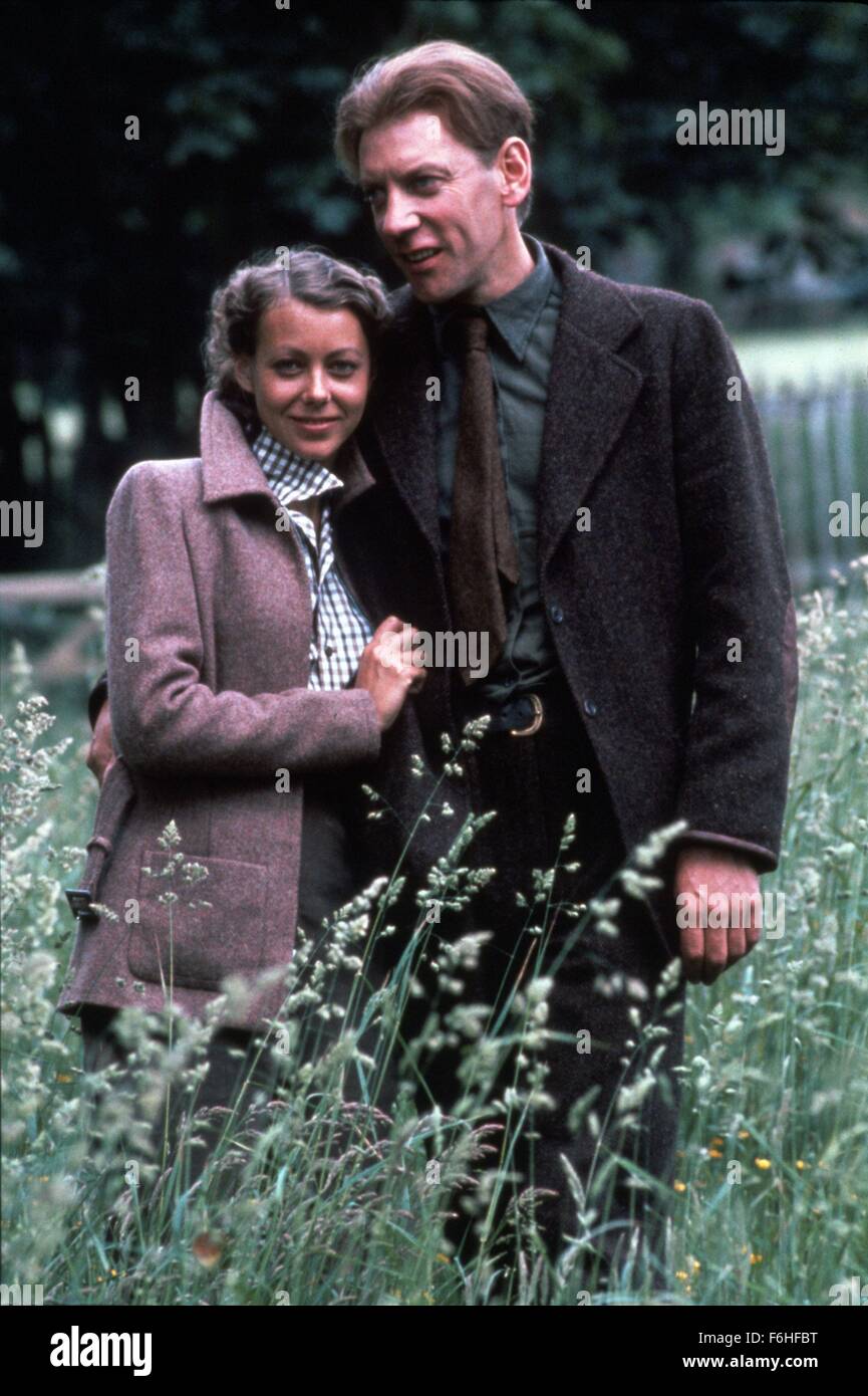 1977, Film Title: EAGLE HAS LANDED, Director: JOHN STURGES, Pictured: JENNY AGUTTER, COUPLE, DONALD SUTHERLAND, HAPPY, CONTENT, SATISFIED, WALKING, STROLLING, ARM IN ARM, FIELD. (Credit Image: SNAP) Stock Photo