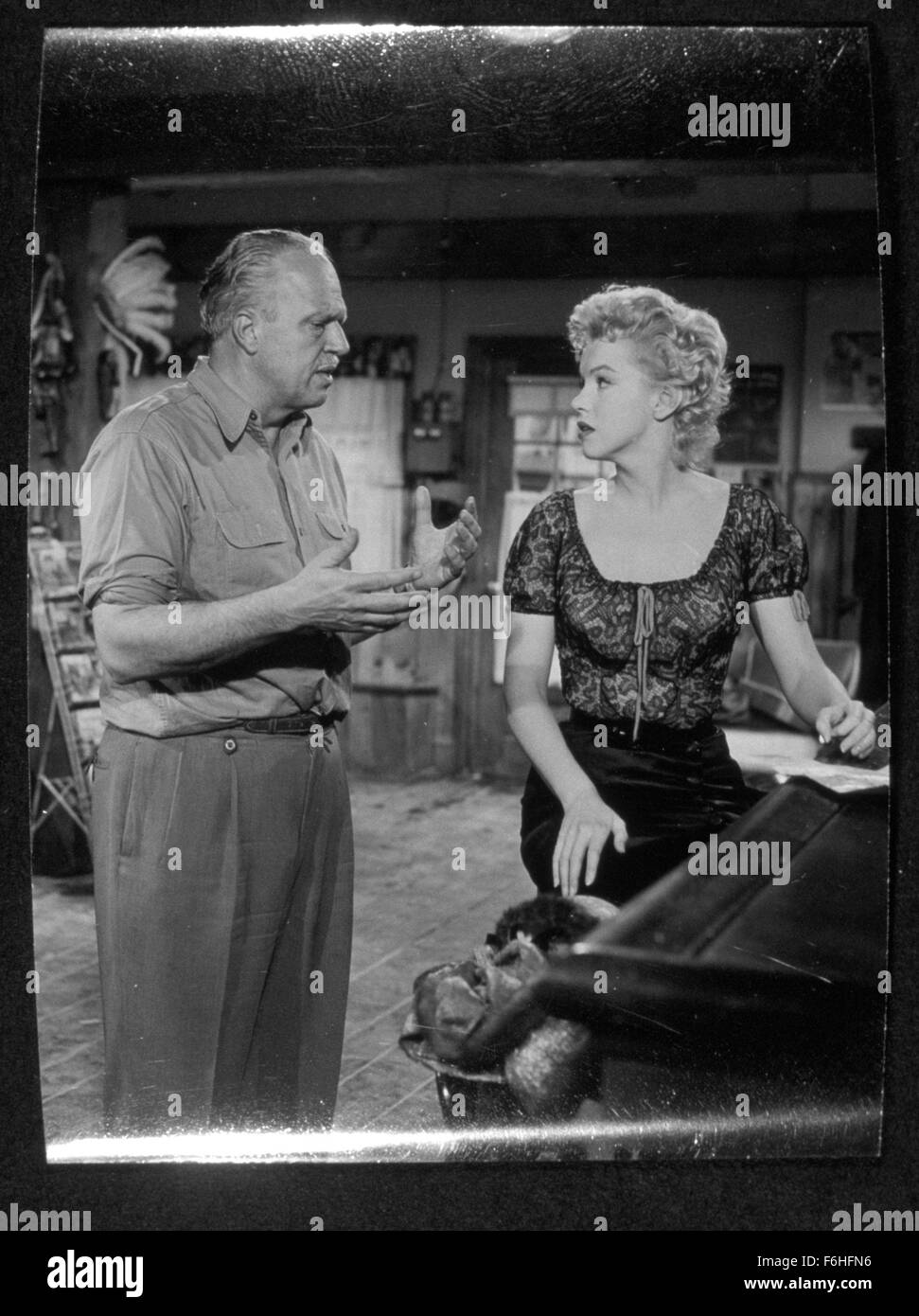 1956, Film Title: BUS STOP, Director: JOSHUA LOGAN, Studio: FOX, Pictured: JOSHUA LOGAN, MARILYN MONROE, MOVIE SET, DIRECTOR DIRECTS, LECTURING. (Credit Image: SNAP) Stock Photo