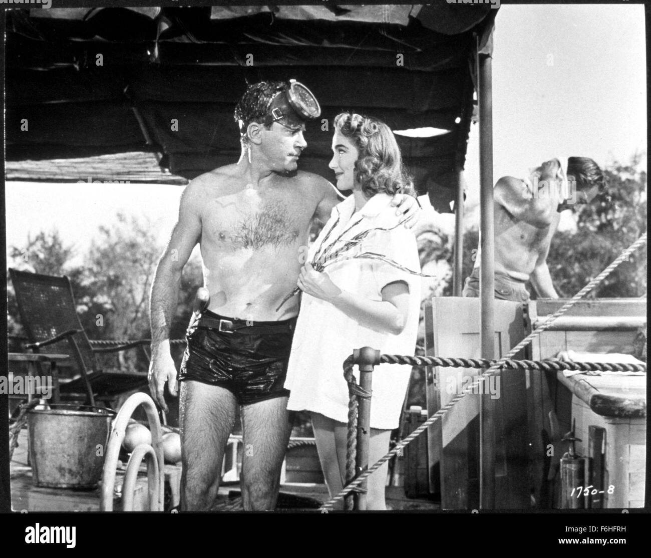 1954, Film Title: CREATURE FROM THE BLACK LAGOON, Director: JACK ARNOLD, Studio: UNIVERSAL, Pictured: JULIA ADAMS, RICHARD CARLSON, SWIM SUIT, WET, COUPLE, ARM AROUND SHOULDER. (Credit Image: SNAP) Stock Photo