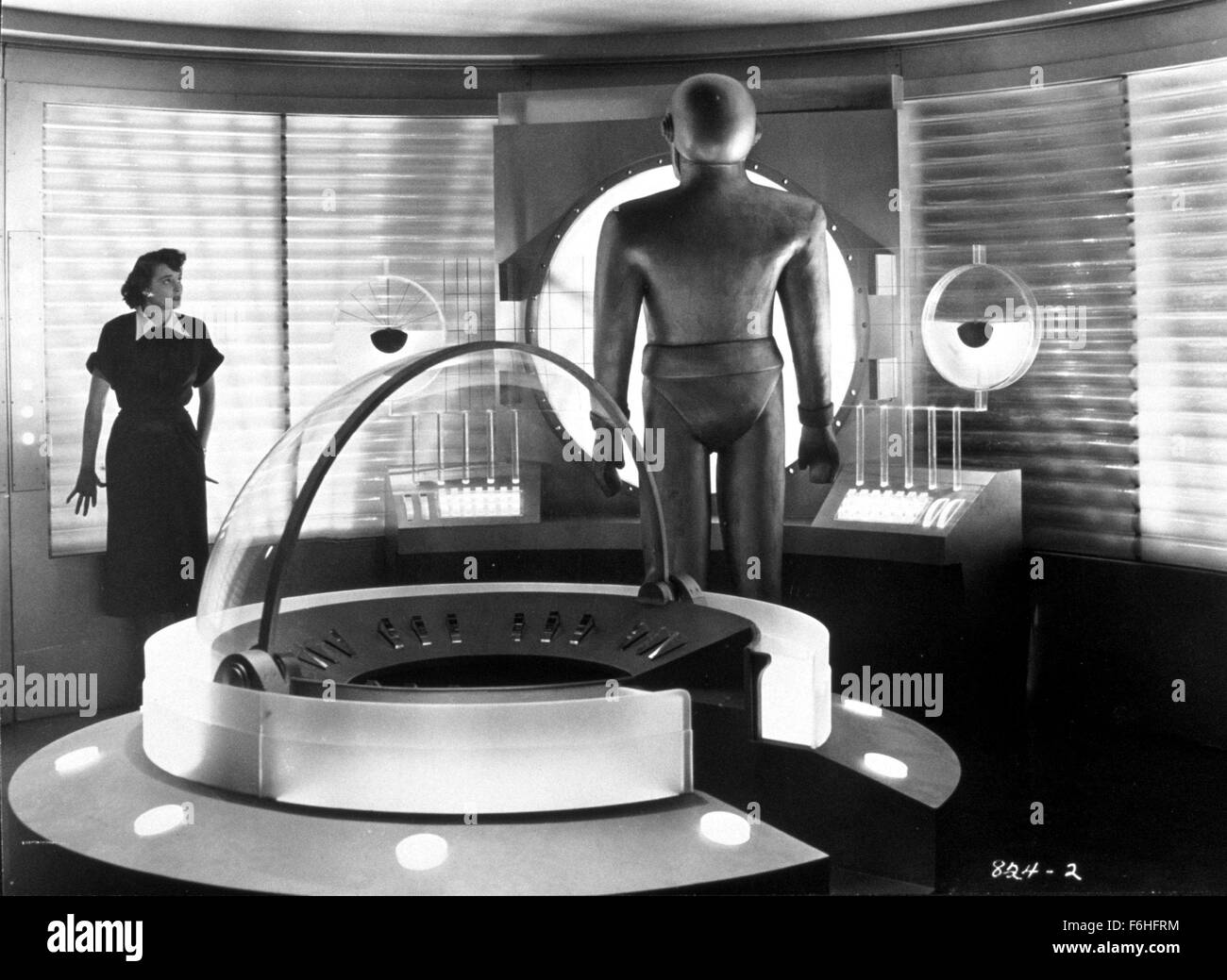 1951, Film Title: DAY THE EARTH STOOD STILL, Director: ROBERT WISE, Studio: FOX, Pictured: SCIENCE RUNS AMOK, 1951, ALIENS (GOOD), PATRICIA NEAL, ROBOTS-ANDROIDS-CYBORGS-CLONES, SCI-FI, VENETIAN BLINDS, LABORATORY. (Credit Image: SNAP) Stock Photo