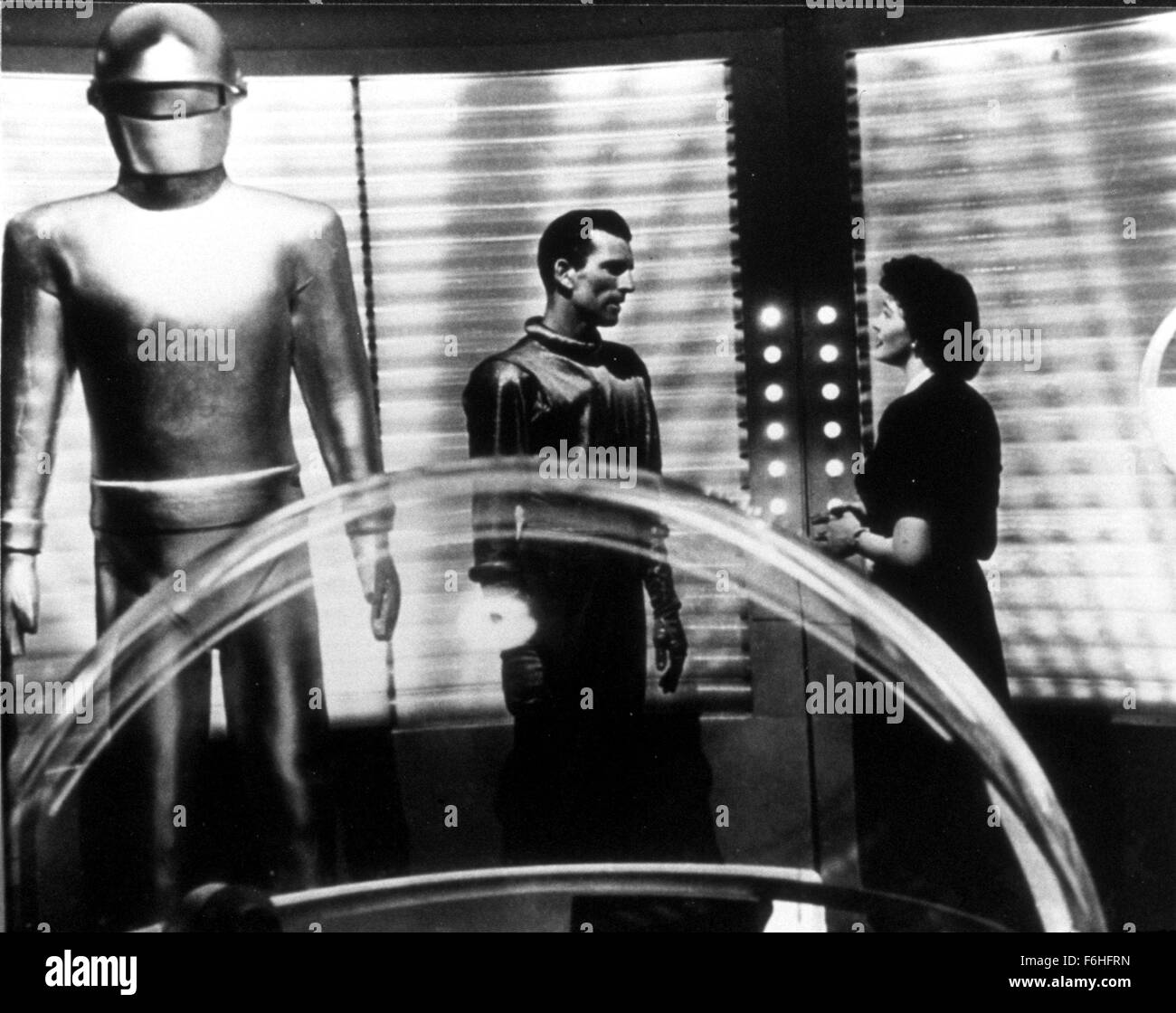 1951, Film Title: DAY THE EARTH STOOD STILL, Director: ROBERT WISE, Studio: FOX, Pictured: ALIENS (GOOD), PATRICIA NEAL, MICHAEL RENNIE, ROBOTS-ANDROIDS-CYBORGS-CLONES, SCI-FI, ROBERT WISE, FUTURISTIC, ROBOT. (Credit Image: SNAP) Stock Photo