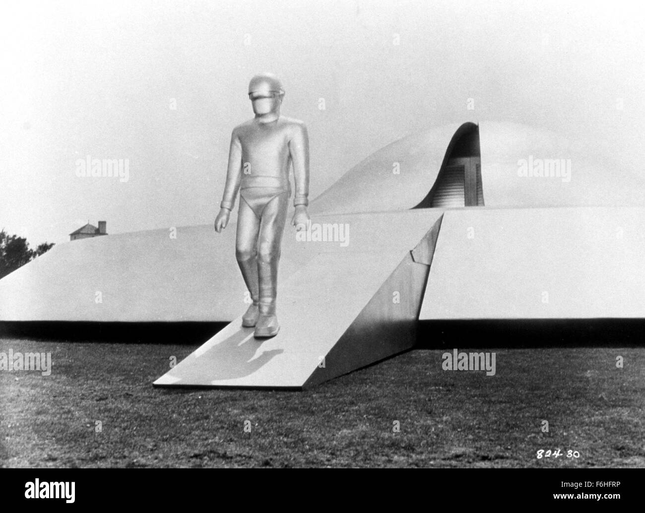 1951, Film Title: DAY THE EARTH STOOD STILL, Director: ROBERT WISE, Studio: FOX, Pictured: 1951, ALIENS (GOOD), ROBOTS-ANDROIDS-CYBORGS-CLONES, SCI-FI, VESSEL, WOMB LIKE, UFO, SPACE SHIP, ROBOT, ARRIVING. (Credit Image: SNAP) Stock Photo