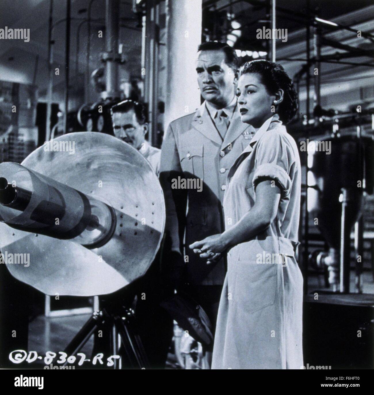 1956, Film Title: EARTH VS. THE FLYING SAUCERS, Director: FRED F SEARS, Studio: COLUMBIA, Pictured: DON CURTIS, HUGH MARLOWE, JOAN TAYLOR, ITS & ALIENS! THINGS, SCI-FI, RAY GUN, WEAPON, GUN, STERN, SERIOUS, WAR, AFRAID. (Credit Image: SNAP) Stock Photo