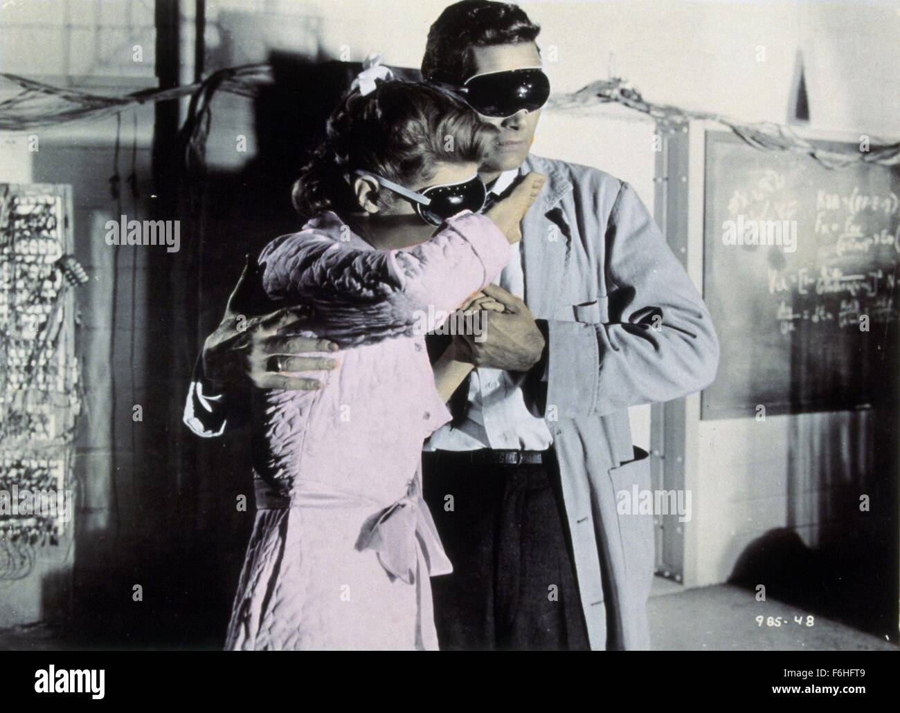 1958, Film Title: FLY, Director: KURT NEUMANN, Studio: FOX, Pictured: AL HEDISON, PATRICIA OWENS, EYE WEAR, SUNGLASSES, EYE PROTECTION, SHIELDING, EYES, PROTECTING, BRIGHT, HIDING, FLINCHING. (Credit Image: SNAP) Stock Photo