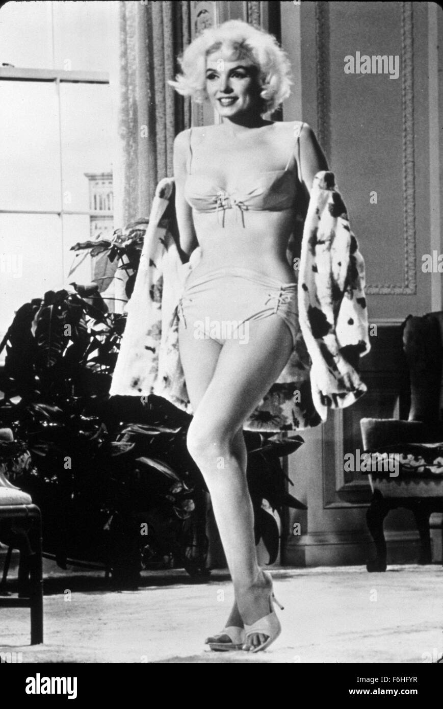 1962, Film Title: SOMETHING'S GOT TO GIVE, Director: GEORGE CUKOR, Studio: FOX, Pictured: 1962, UNCOMFORTABLE, MARILYN MONROE, PIN-UPS, SELF CONSCIOUS, SWIM SUIT, BIKINI, MIDRIFF, LEGS, HIGH HEELS, SHOES, INTERIOR, SMILING, PLAYFUL, FORCED. (Credit Image: SNAP) Stock Photo