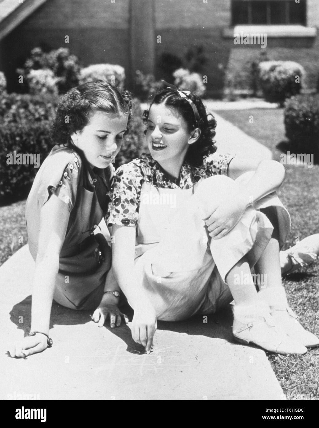 1936, Film Title: EVERY SUNDAY, Studio: MGM, Pictured: DEANNA DURBIN and JUDY GARLAND. (Credit Image: SNAP) (Credit Image: c SNAP/Entertainment Pictures) Stock Photo