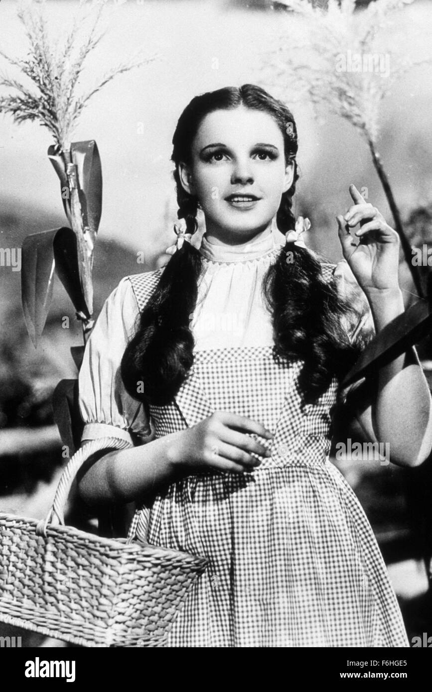1939, Film Title: WIZARD OF OZ, Director: VICTOR FLEMING, Studio: MGM, Pictured: CHARACTER, DOROTHY: WIZARD OF OZ, VICTOR FLEMING. (Credit Image: SNAP) Stock Photo