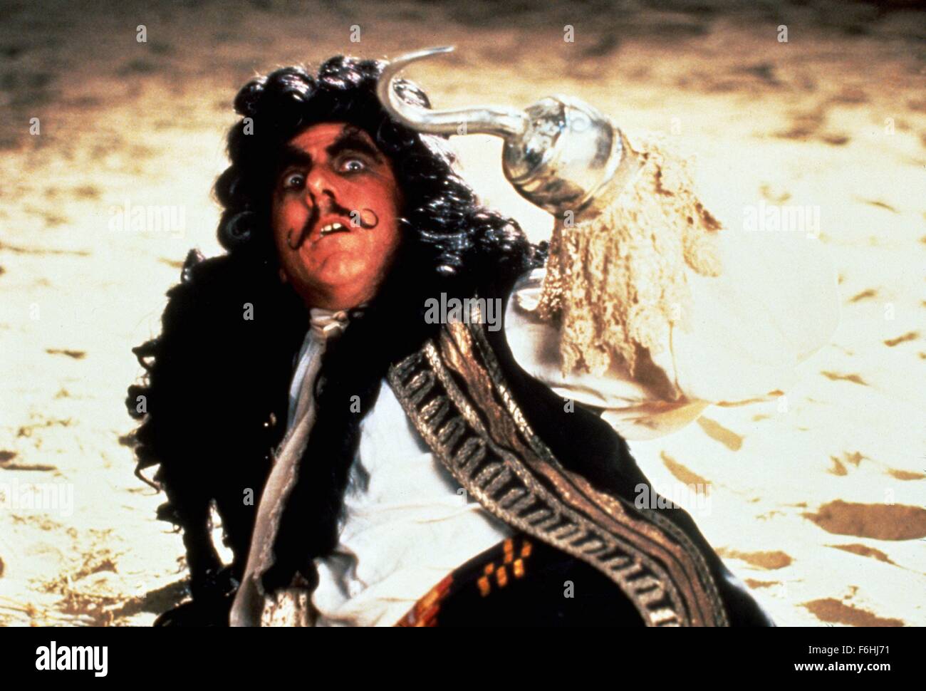 1991, Film Title: HOOK, Director: STEVEN SPIELBERG, Studio: TRI, Pictured: ACTION, AGAINST-ALL-ODDS (SWASHBUCKLER, FANTASY, DUSTIN HOFFMAN. (Credit Image: SNAP) Stock Photo