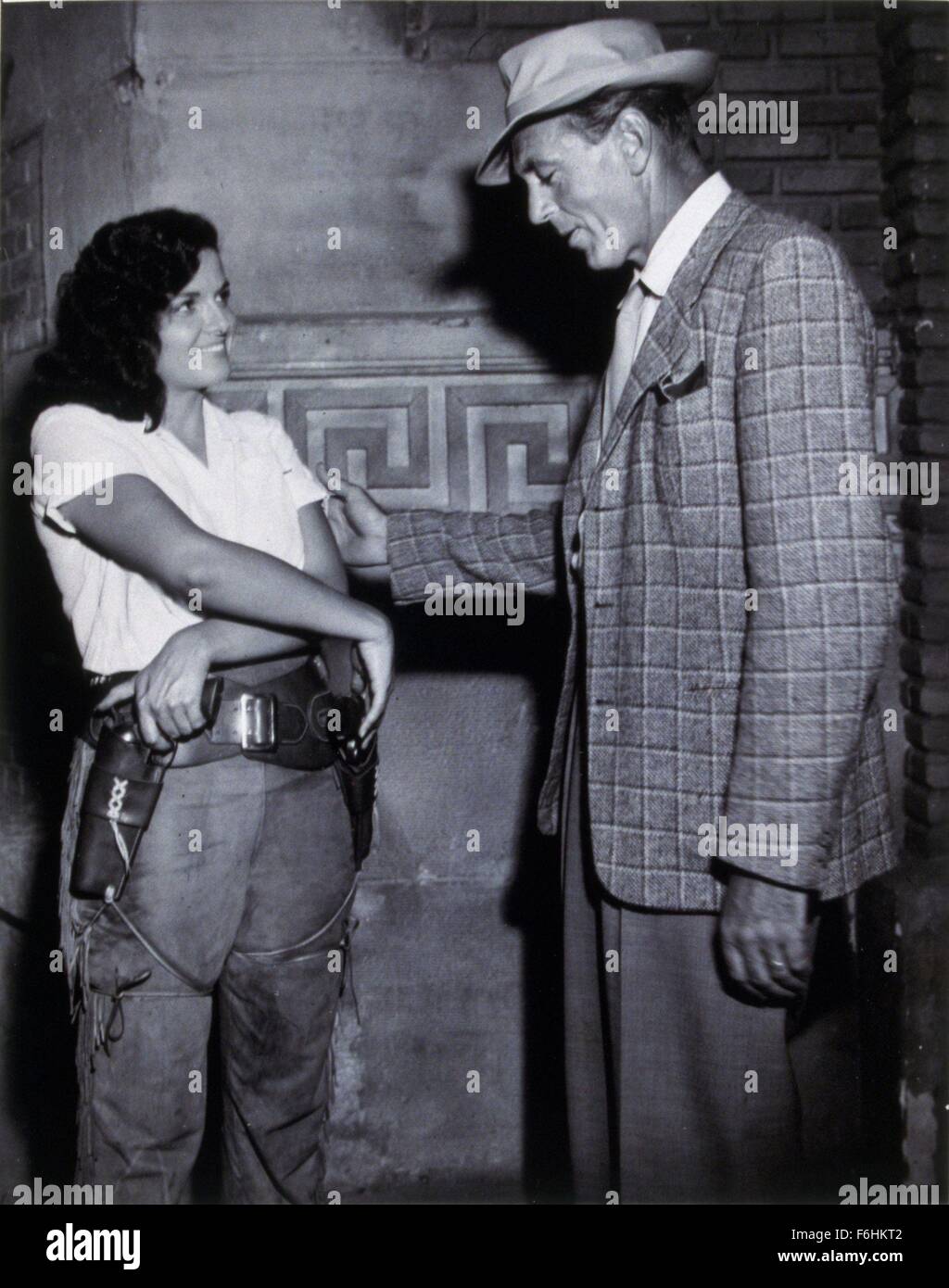 1948, Film Title: PALEFACE, Director: NORMAN Z McLEOD, Studio: PARAMOUNT, Pictured: GARY COOPER, GUNS, NORMAN Z McLEOD, JANE RUSSELL. (Credit Image: SNAP) Stock Photo