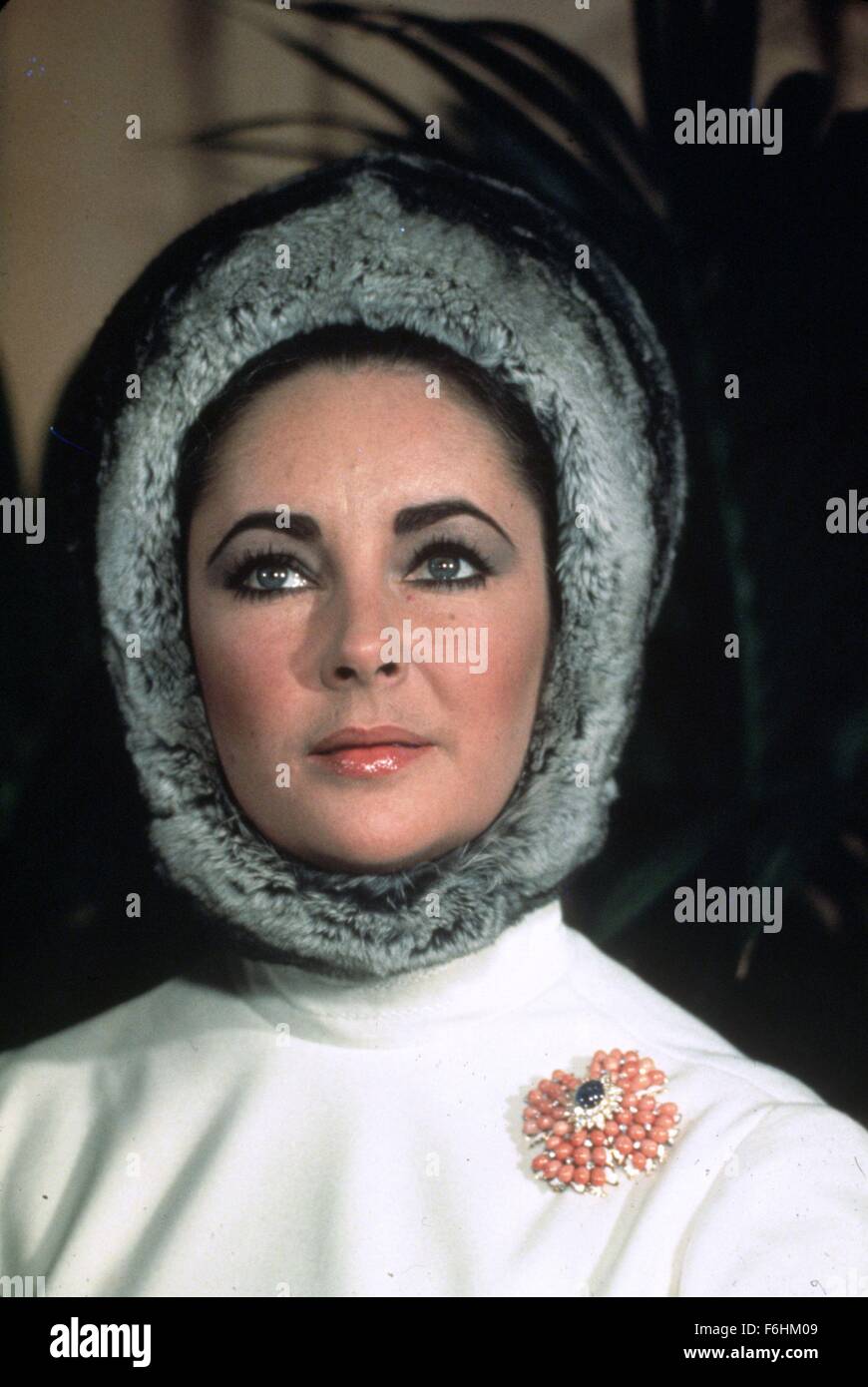 1963, Film Title: V.I.P.S, Director: ANTHONY ASQUITH, Studio: MGM, Pictured: BEANIE, ELIZABETH TAYLOR, HOOD, BROOCH, MAKEUP - EYESHADOW, LOOKING UP. (Credit Image: SNAP) Stock Photo