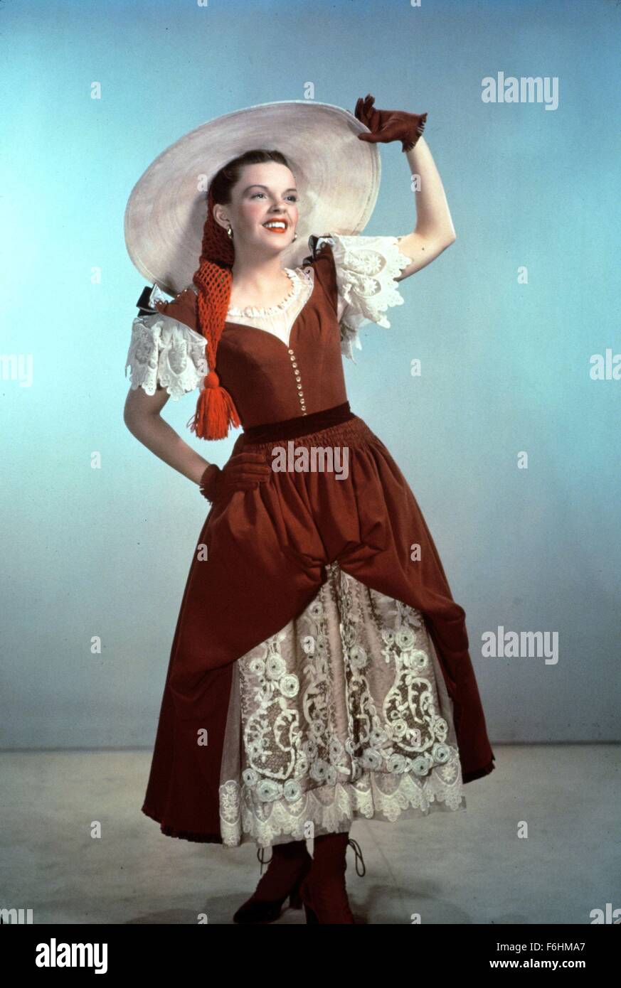 1948, Film Title: PIRATE, Director: VINCENTE MINNELLI, Studio: MGM, Pictured: JUDY GARLAND, STUDIO, PORTRAIT, HAT, COSTUME, CHARACTER, GLOVES, HAND ON HIP, BIG HAT. (Credit Image: SNAP) Stock Photo