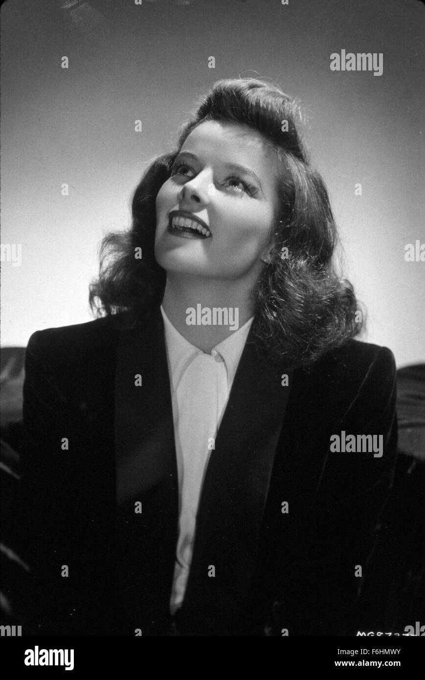 1942, Film Title: WOMAN OF THE YEAR, Director: GEORGE STEVENS, Studio: MGM, Pictured: KATHARINE HEPBURN, GEORGE STEVENS, LOOKING UP, MOUTH OPEN, SMILING, OPEN SMILE, BLAZER, SHIRT - WHITE, PORTRAIT. (Credit Image: SNAP) Stock Photo
