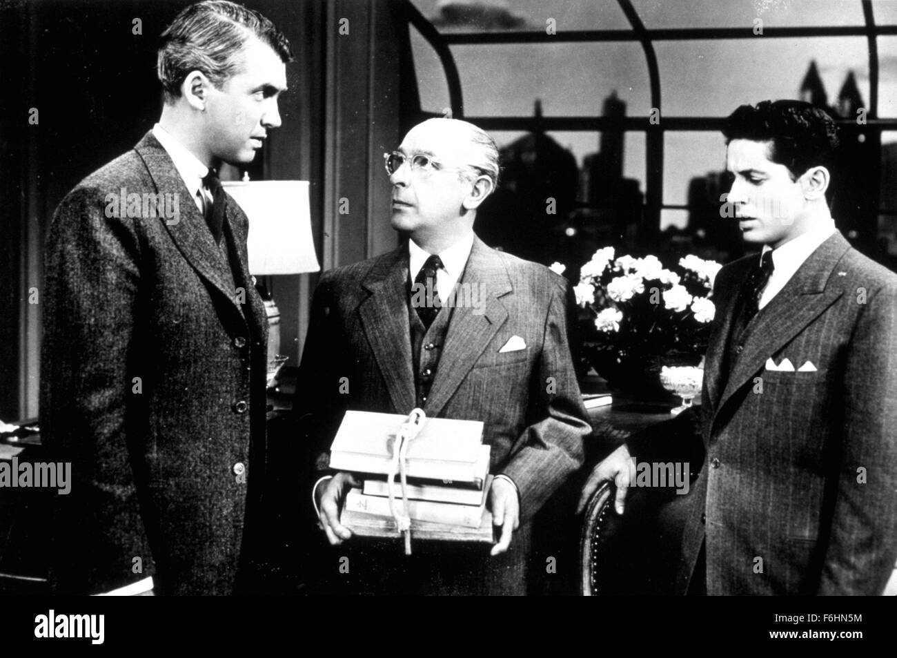 1948, Film Title: ROPE, Director: ALFRED HITCHCOCK, Studio: WARNER, Pictured: FARLEY GRANGER, CEDRIC HARDWICKE, ALFRED HITCHCOCK, JAMES STEWART. (Credit Image: SNAP) Stock Photo