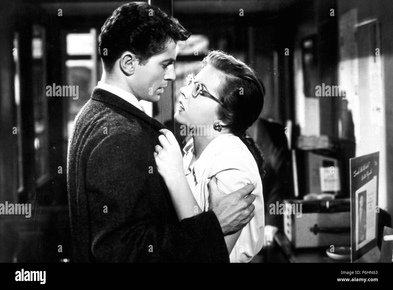 1951, Film Title: STRANGERS ON A TRAIN, Director: ALFRED HITCHCOCK, Studio: WARNER, Pictured: LAURA ELLIOTT, FARLEY GRANGER, ALFRED HITCHCOCK. (Credit Image: SNAP) Stock Photo