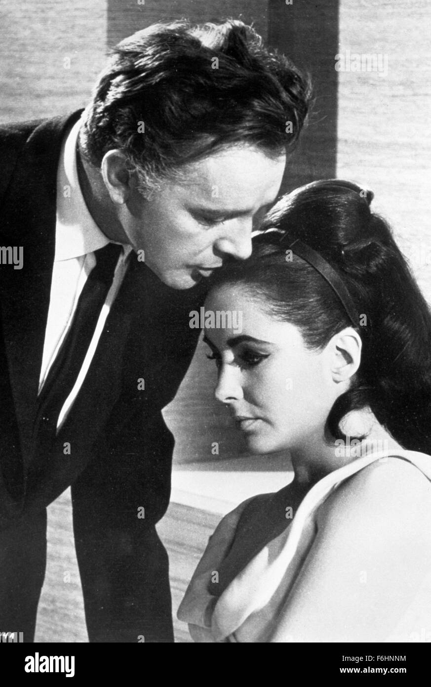 1963, Film Title: V.I.P.S, Director: ANTHONY ASQUITH, Studio: MGM, Pictured: COUPLES - INTIMATE, RICHARD BURTON, MARRIED COUPLES, ELIZABETH TAYLOR, WHISPERING, FILM STILL, HUSBAND, HUSBANDS. (Credit Image: SNAP) Stock Photo